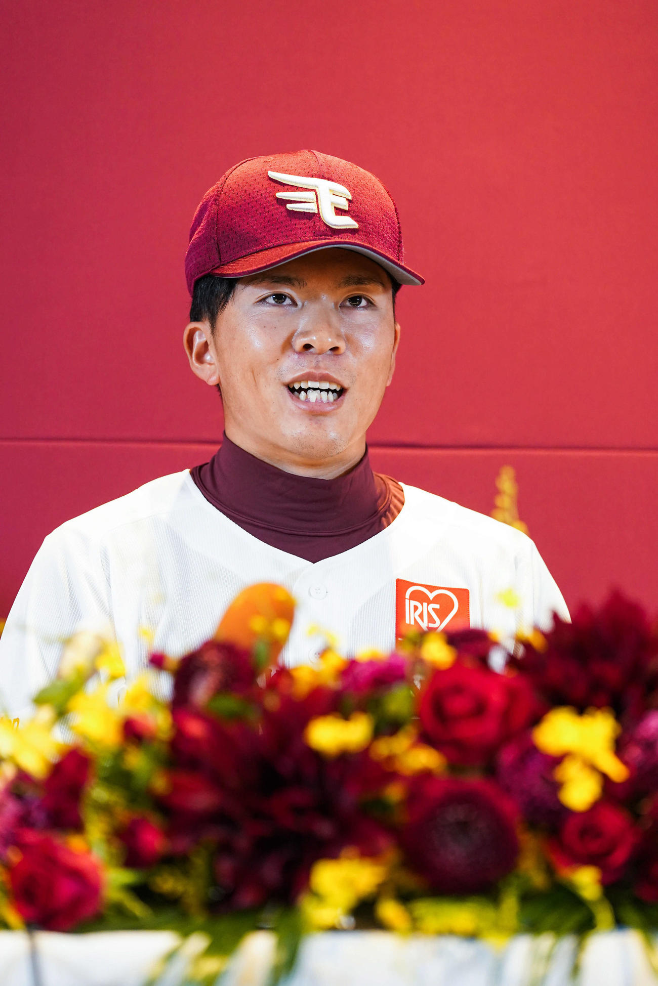 入団会見する楽天ドラフト1位の早大・早川（球団提供）
