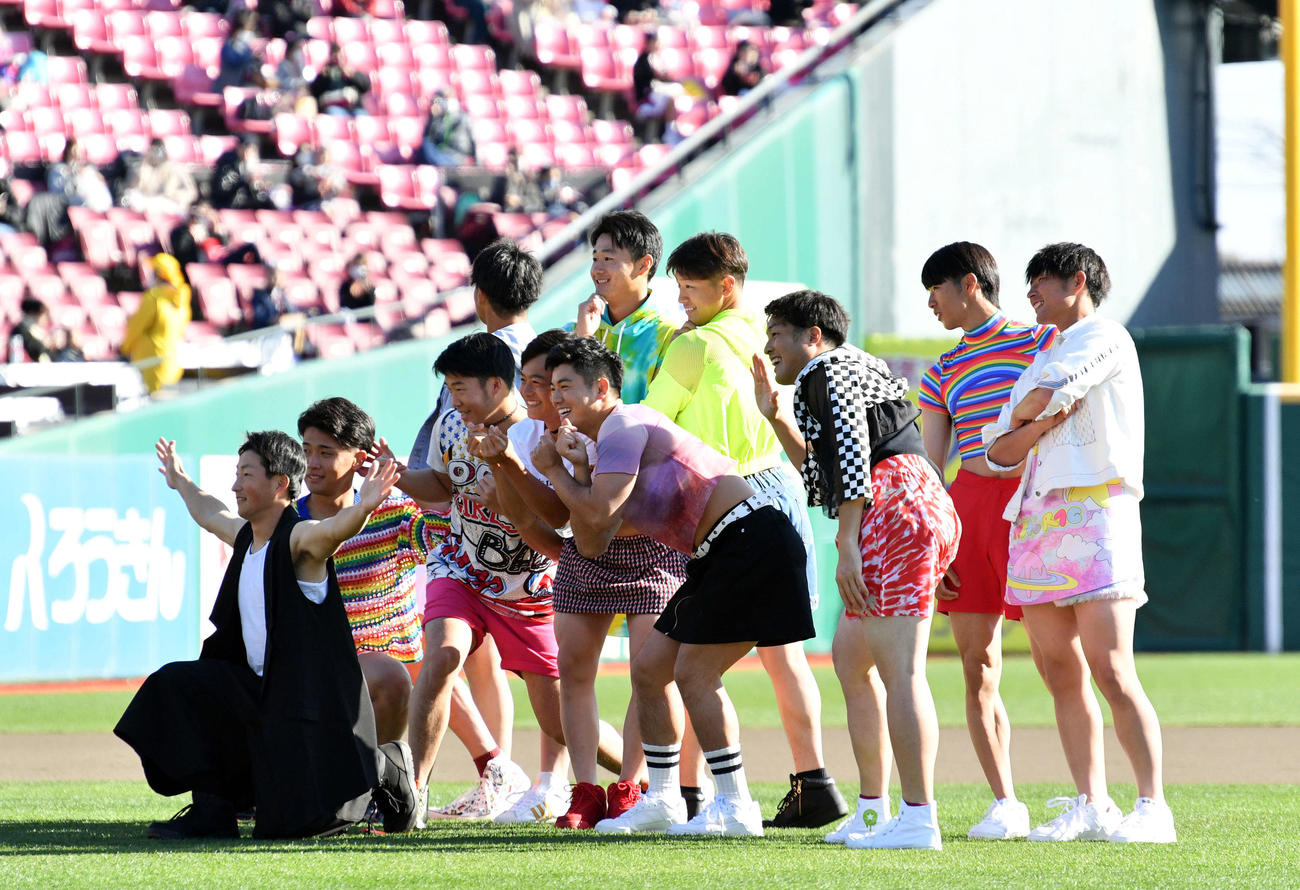 楽天ファン感謝祭で「NiziU」ならぬ「NiziE」としてダンスを披露した小深田（左）ら選手たち（撮影・滝沢徹郎）