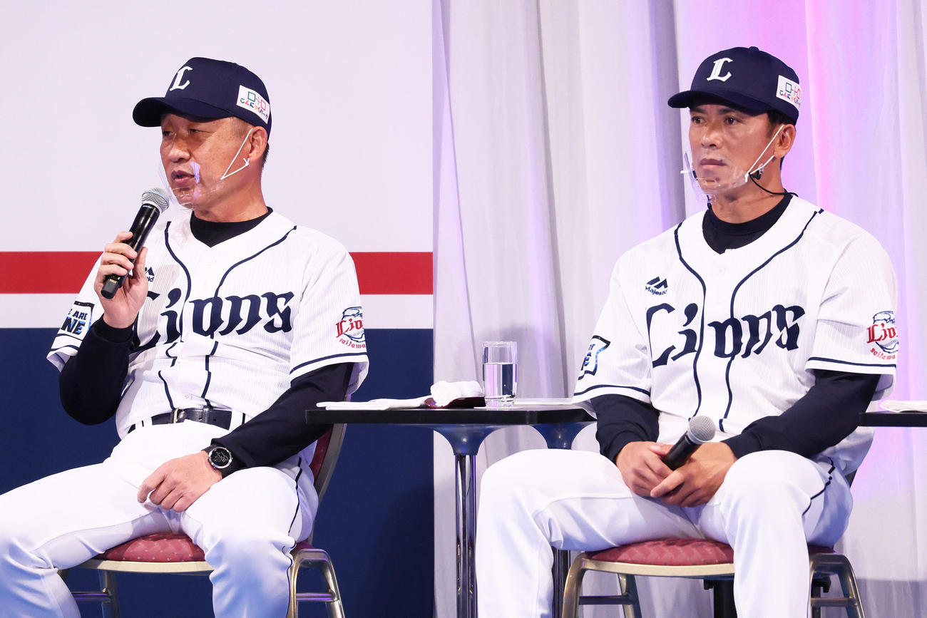 今季を振り返る西武の辻監督（左）と松井2軍監督（撮影・足立雅史）