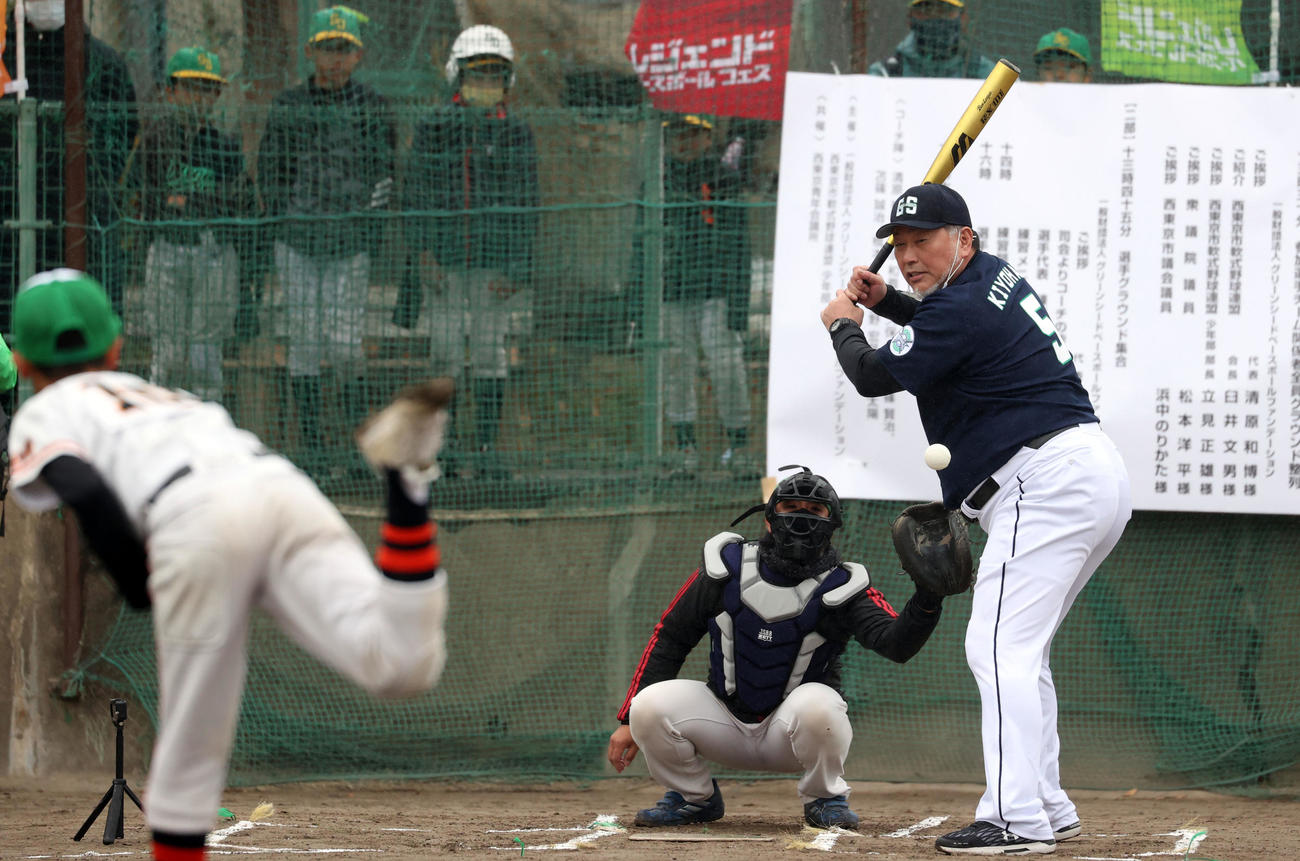 野球教室で小学生との対決で死球を受ける清原氏（撮影・狩俣裕三）