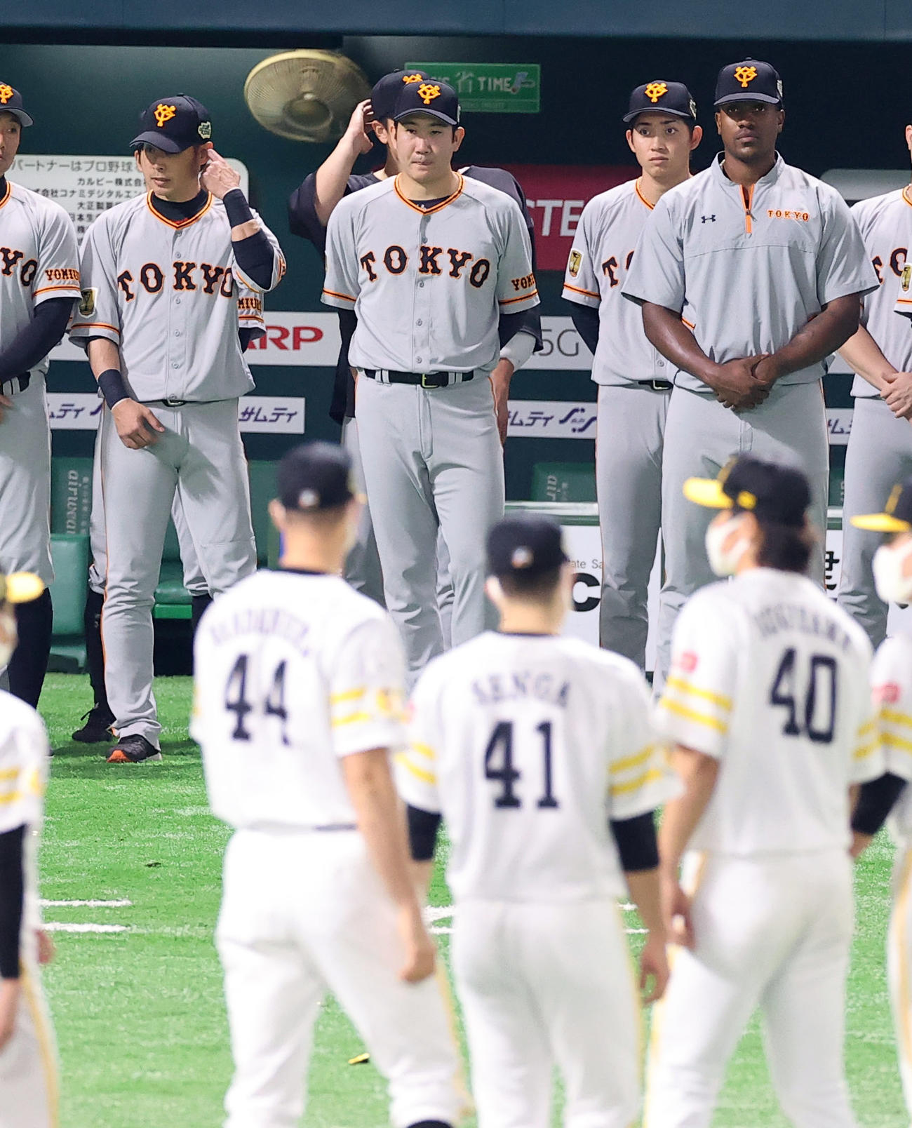 日本シリーズでソフトバンクに敗れ表彰式で整列する千賀滉大（41番）らナインを見つめる巨人菅野智之（右から3人目）（2020年11月25日撮影）