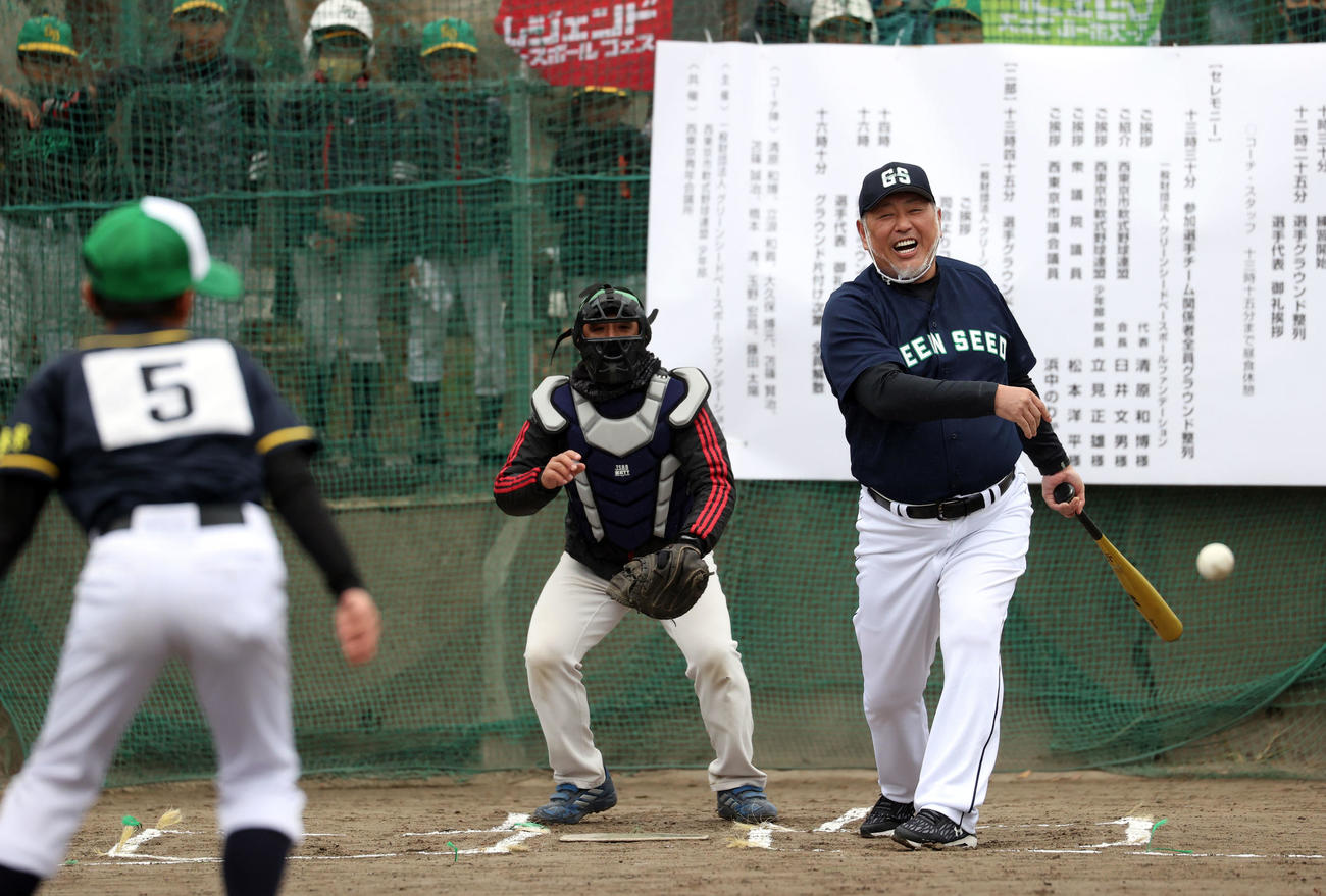 野球教室で小学生との対決でボテボテの遊ゴロで苦笑いする清原氏（撮影・狩俣裕三）