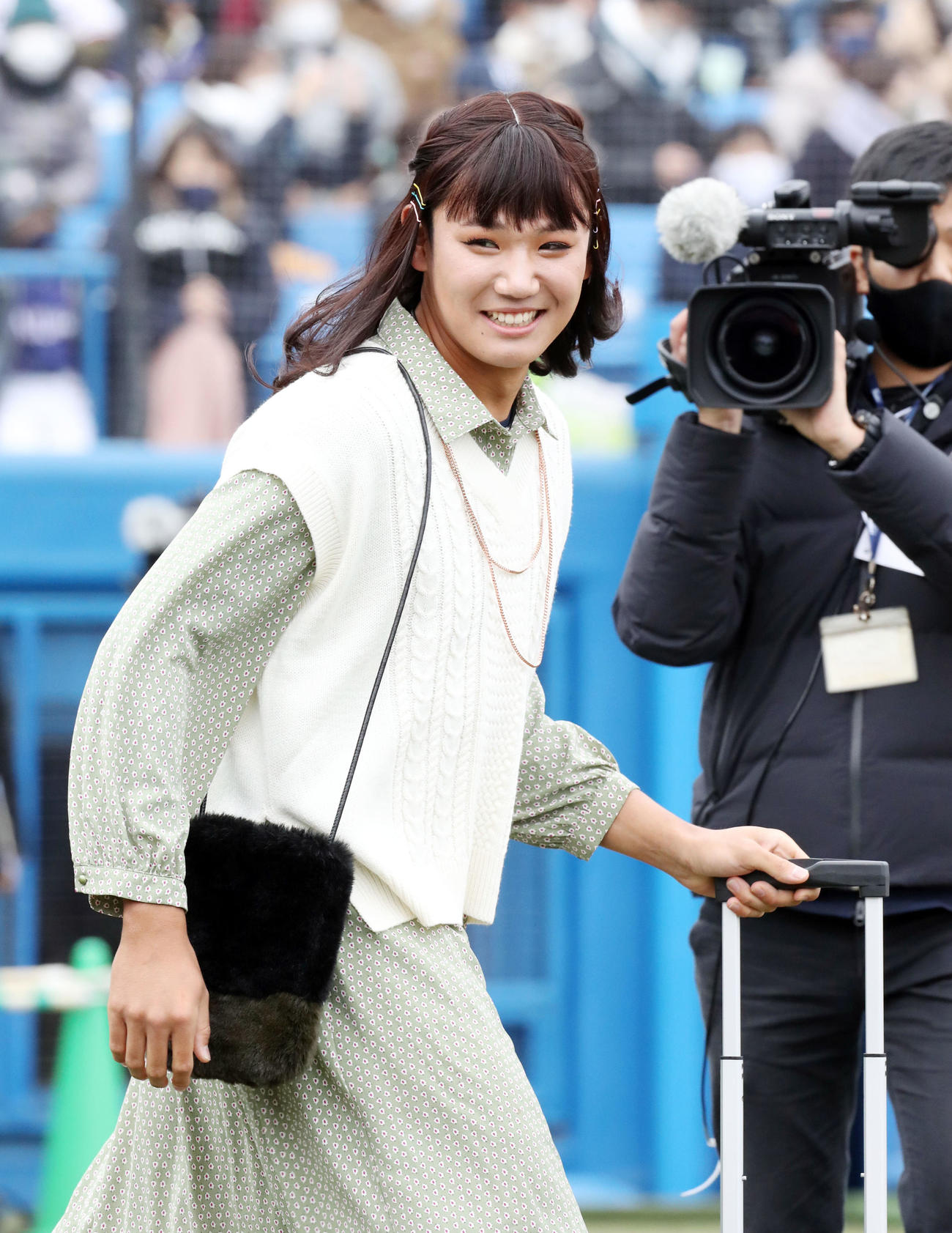 女装大会で恥ずかしそうに登場する奥川（撮影・狩俣裕三）