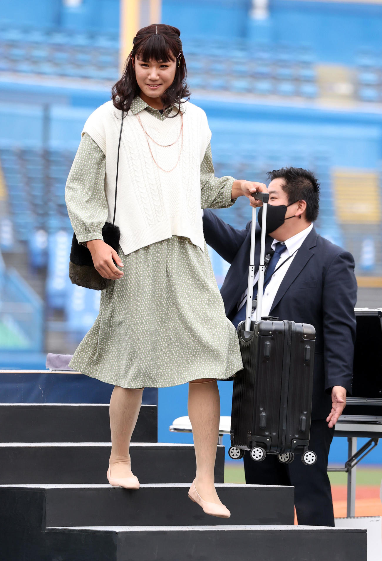 女装大会でワンピース姿の奥川（撮影・狩俣裕三）