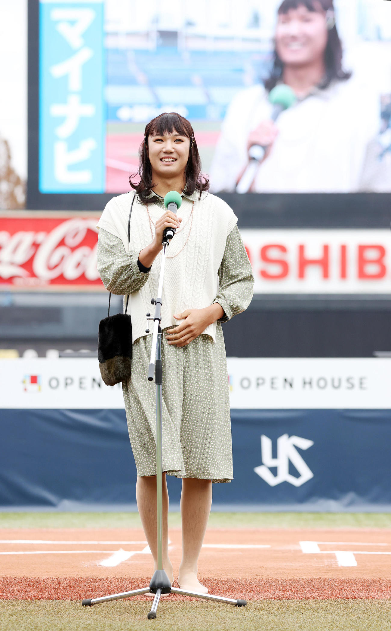 女装姿でファンにあいさつする奥川（撮影・狩俣裕三）