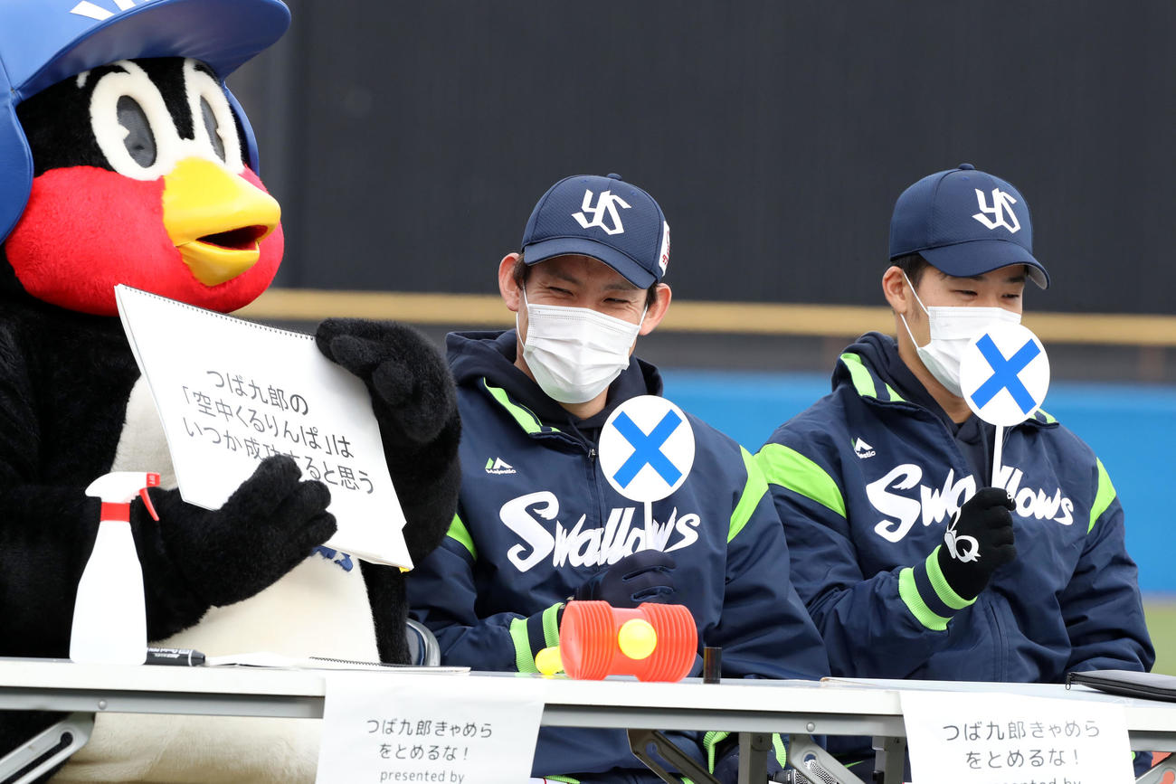 「つば九郎の空中くるりんぱはいつか成功すると思う」に×をする高梨（中央）と塩見（撮影・狩俣裕三）