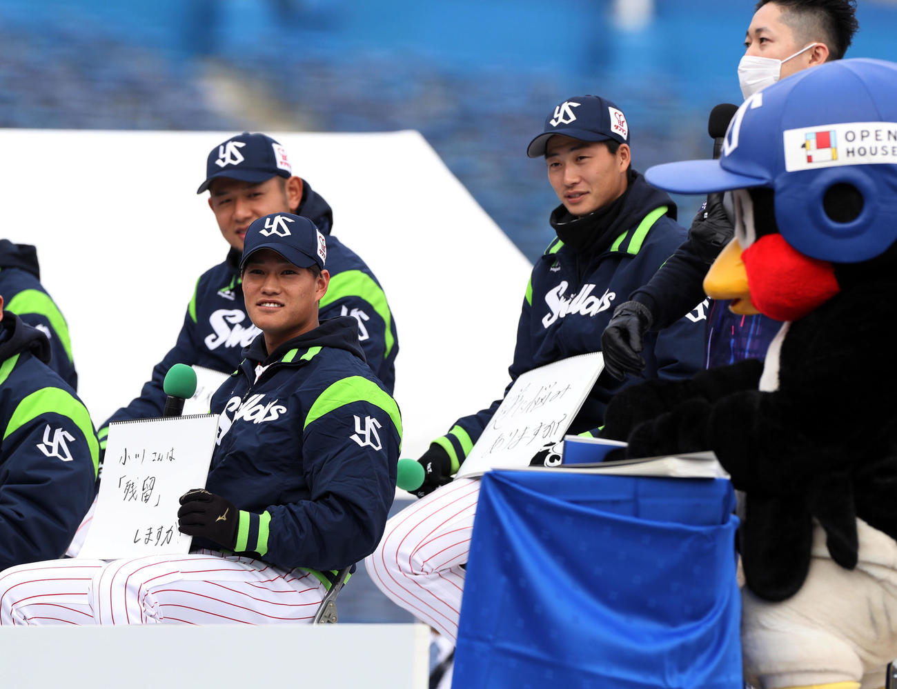 ファン感謝DAY　つば九郎への悩み相談で「小川さん残留しますか？」と聞く高橋（撮影・狩俣裕三）