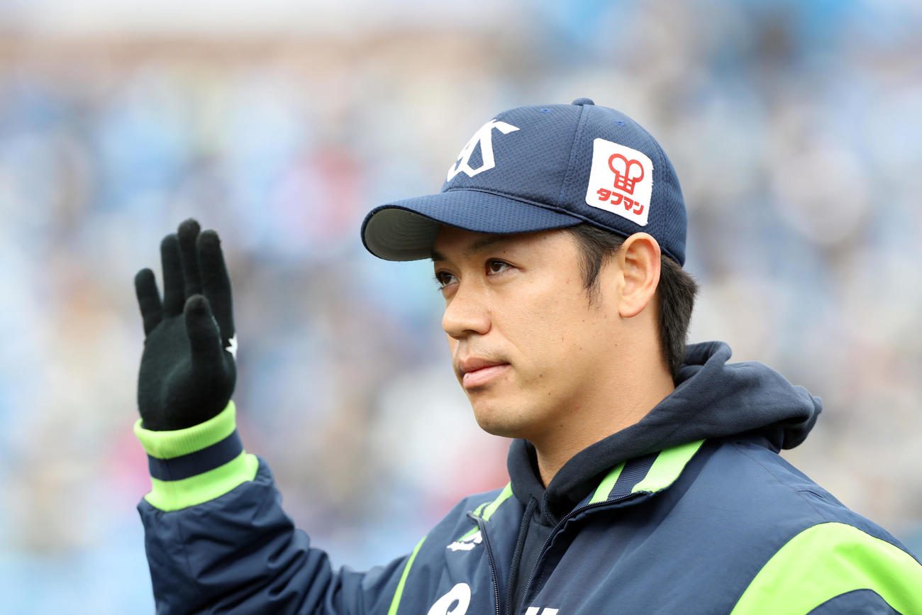 ファンの声援に応える小川（撮影・狩俣裕三）