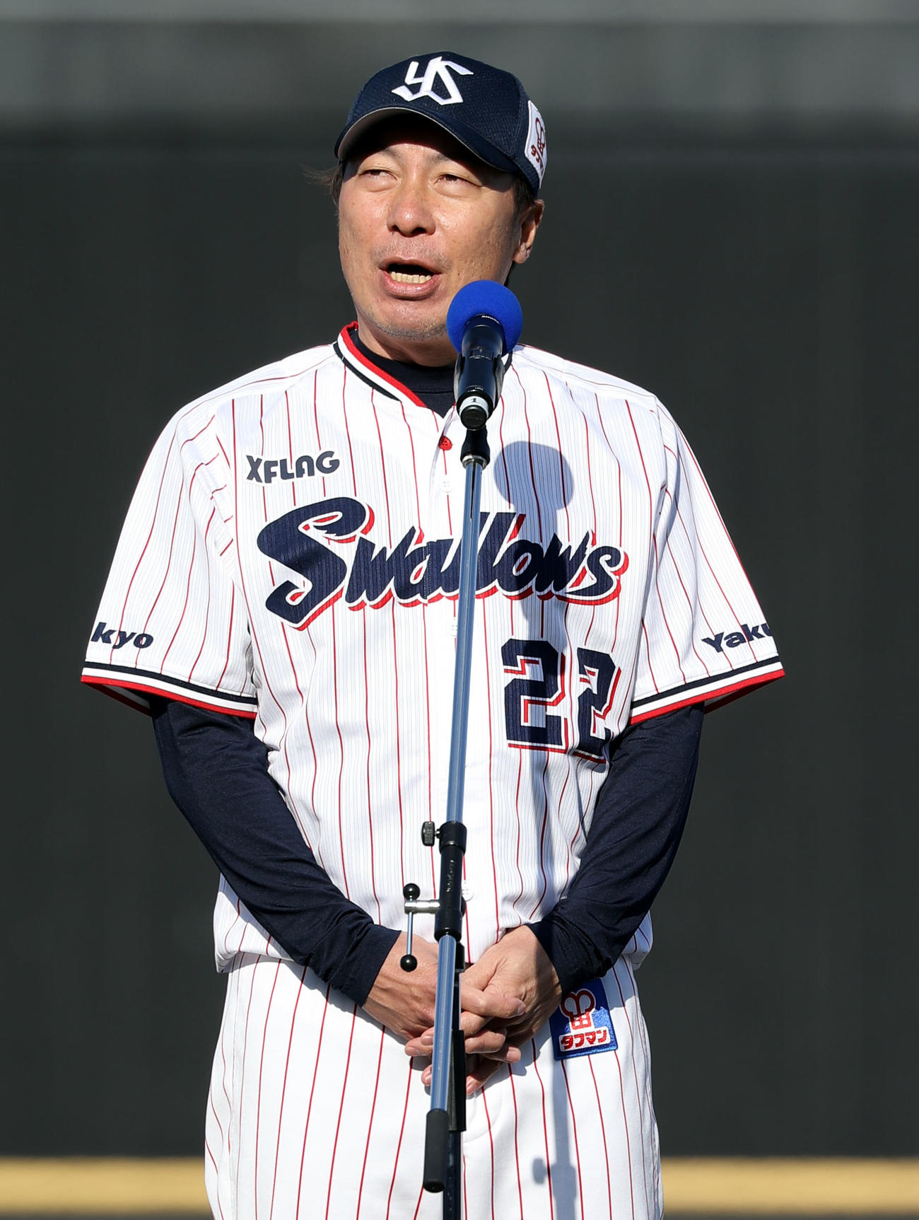 あいさつする高津監督（撮影・狩俣裕三）