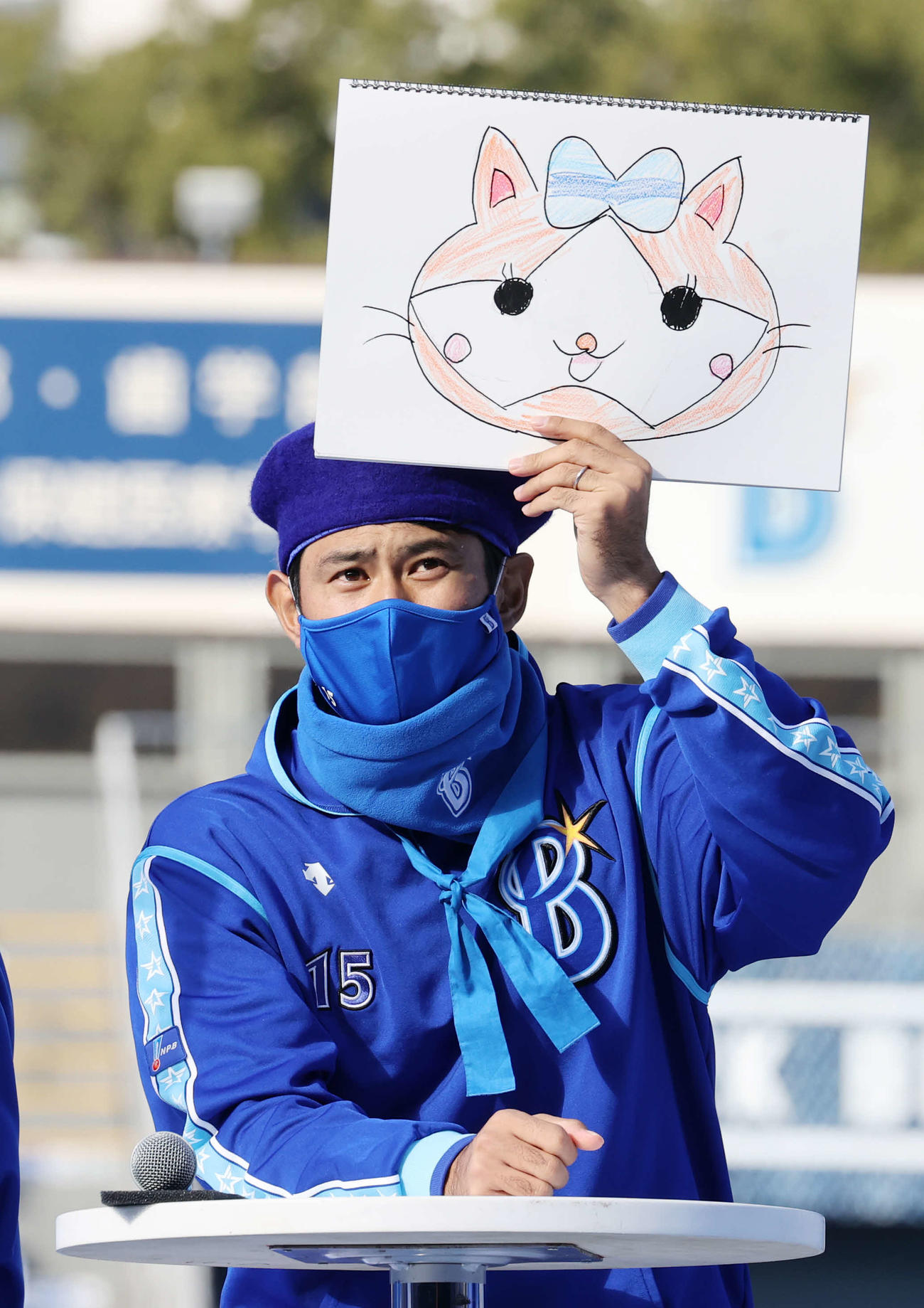 「ハマの画伯王　決定戦」で書いたDBキララを見せるDeNA井納（撮影・鈴木正人）