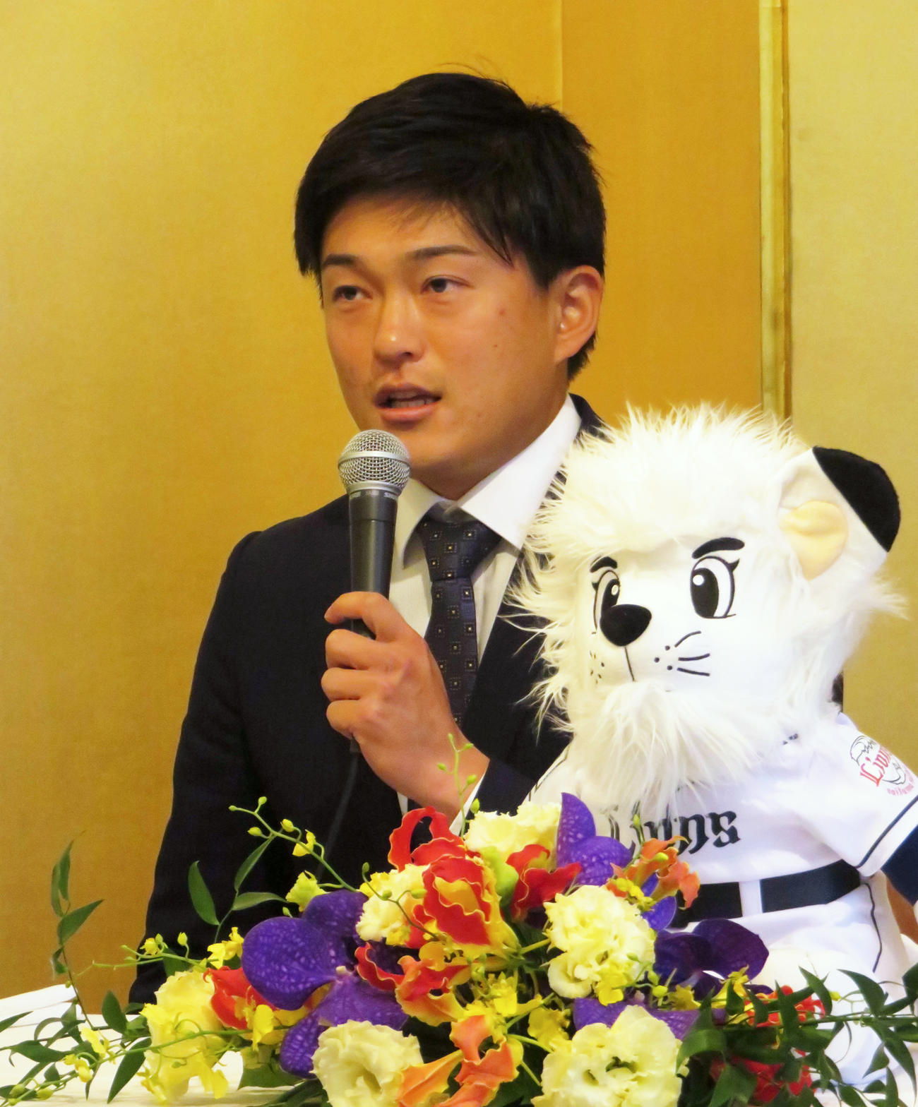 西武と契約合意し会見に臨むNTT東日本・佐々木（撮影・栗田成芳）