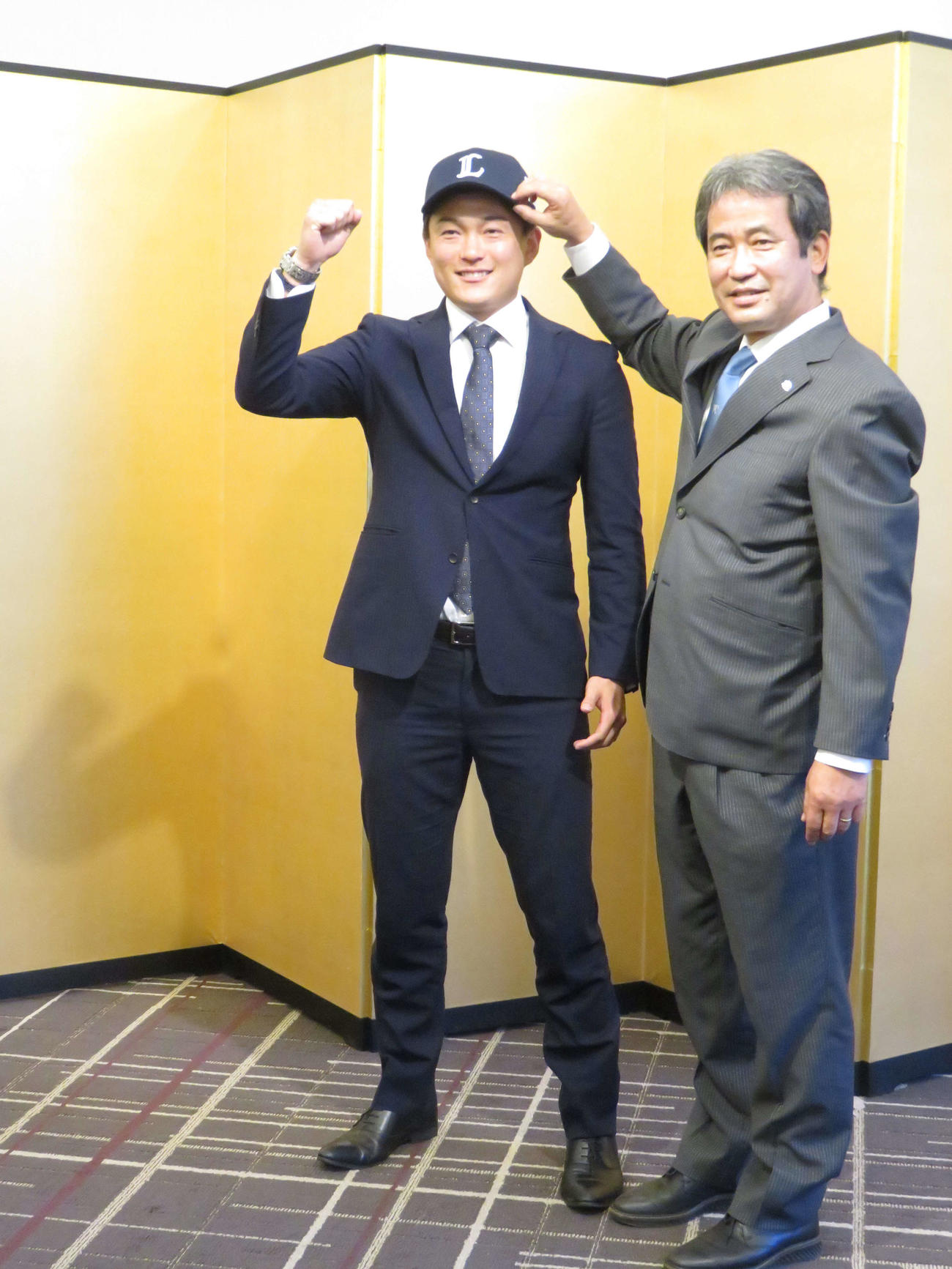 西武と契約合意したNTT東日本・佐々木（左）潮崎編成ディレクター（撮影・栗田成芳）