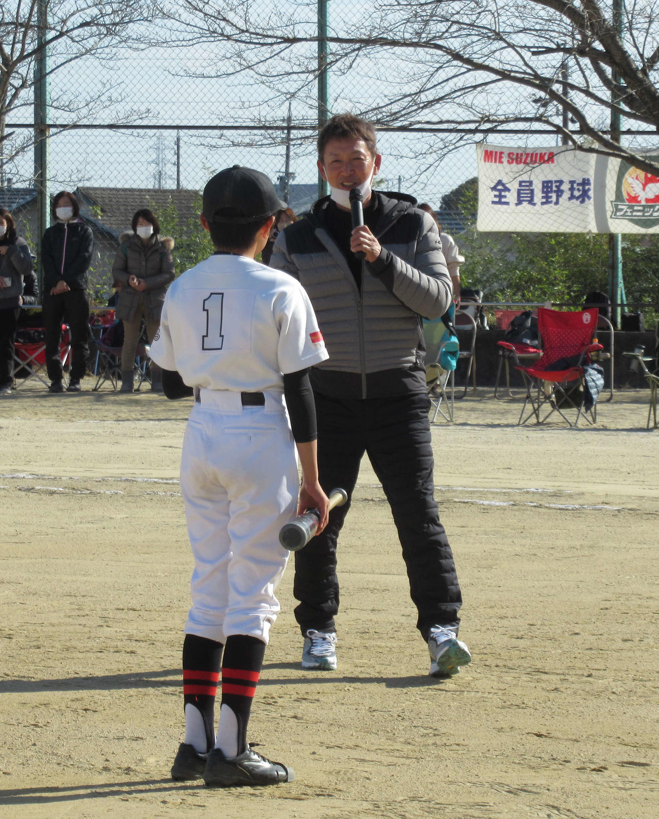野球大会に特別ゲストとして出演し、少年球児の質問に答える立浪氏（撮影・伊東大介）