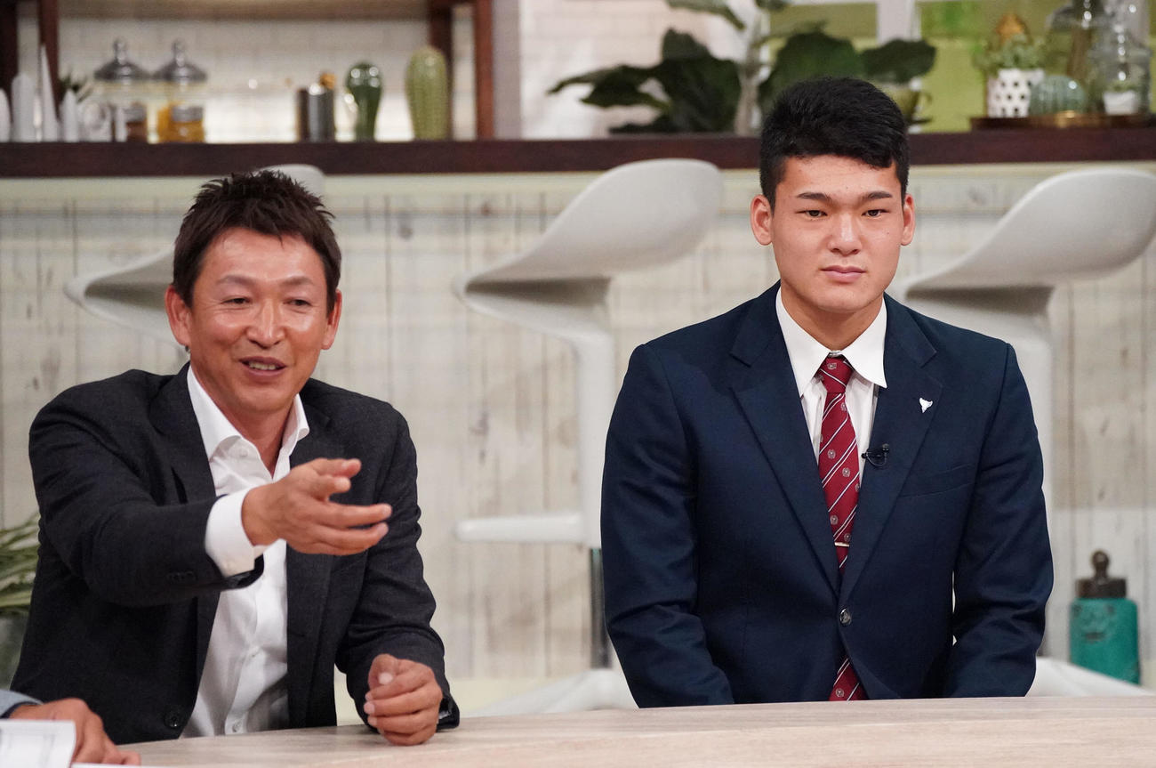 立浪和義氏（左）からアドバイスを受ける中日石川昂弥（右）（2019年10月27撮影）