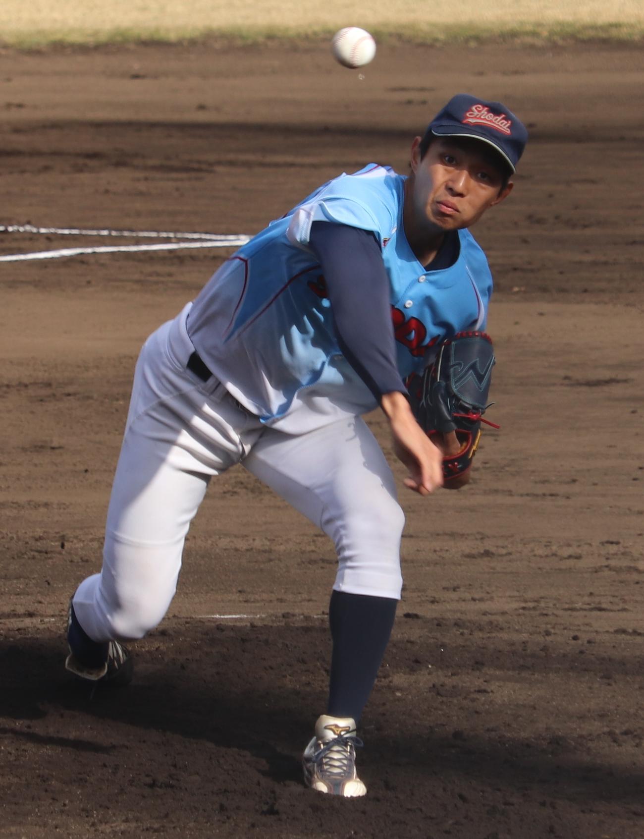 横浜商大対青学大　先発し、3回2安打無失点だった横浜商大・飯田（撮影・古川真弥）