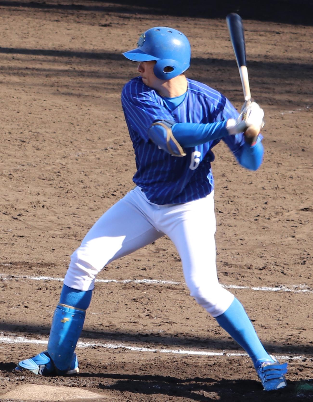 横浜商大対青学大　青学大7回裏1死一、二塁、代打で三飛を打ち上げる青学大・泉口（撮影・古川真弥）