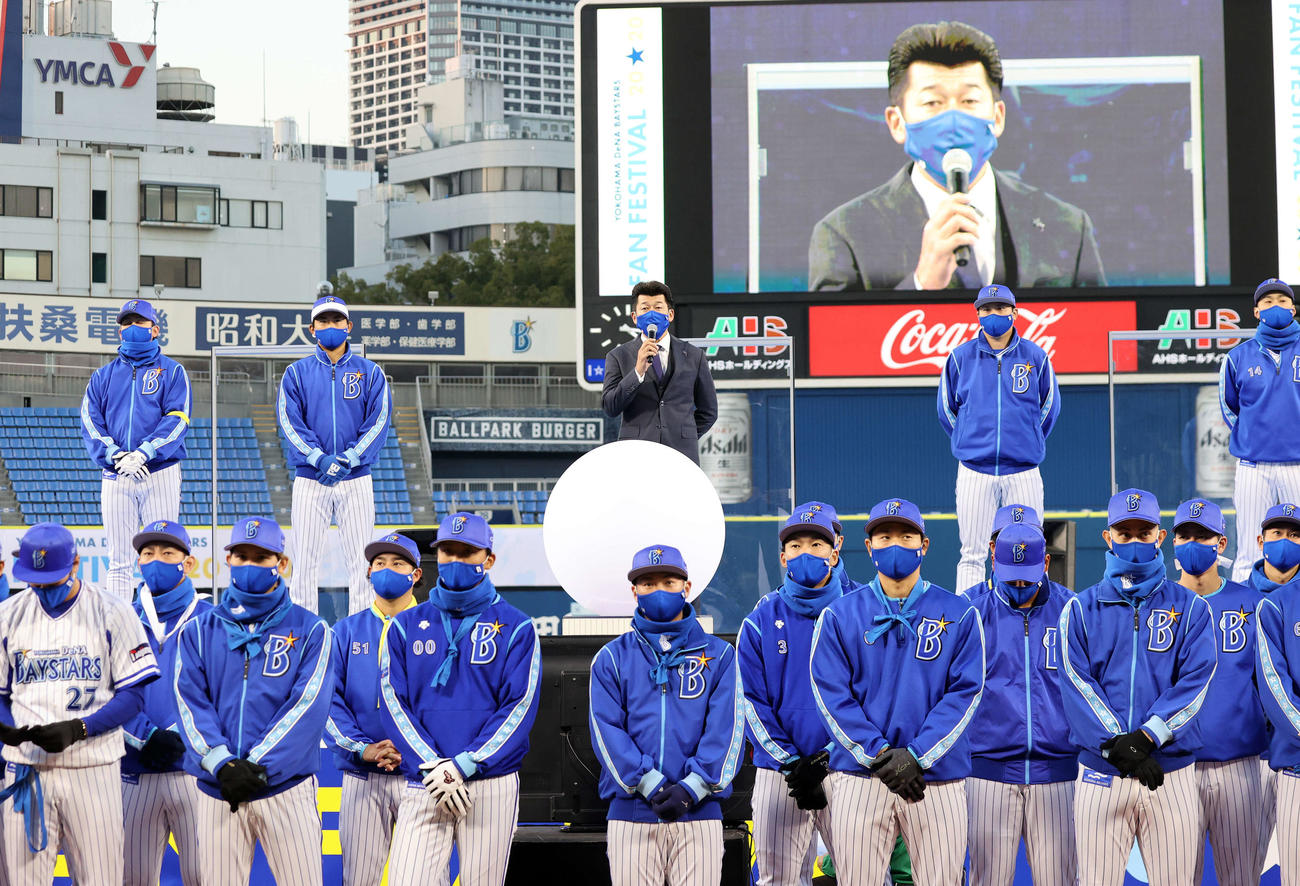 ファンにあいさつするDeNA三浦監督（後方中央）（撮影・鈴木正人）