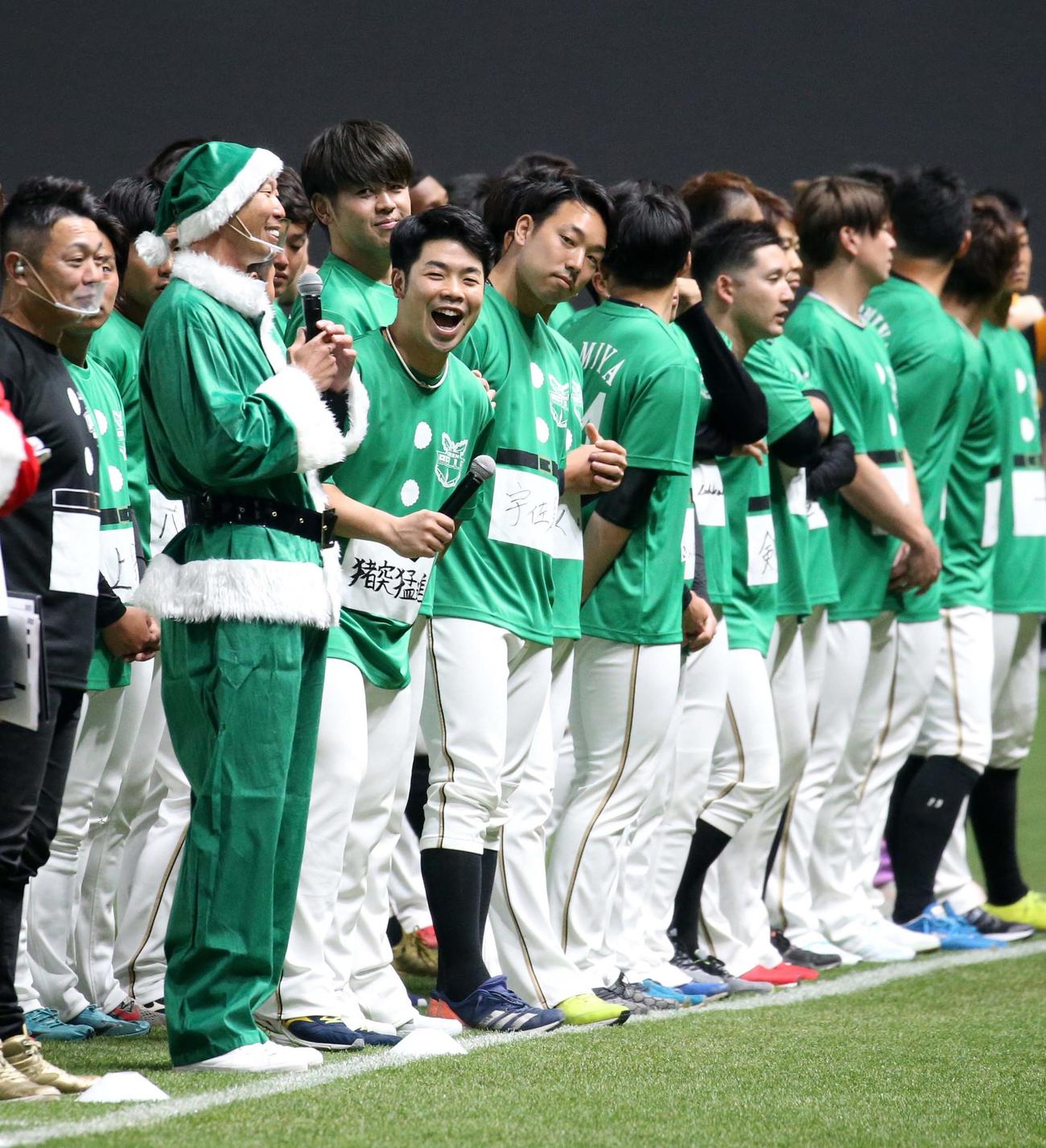 オープニングセレモニーで笑顔を見せる日本ハム近藤（左から3人目）（撮影・佐藤翔太）