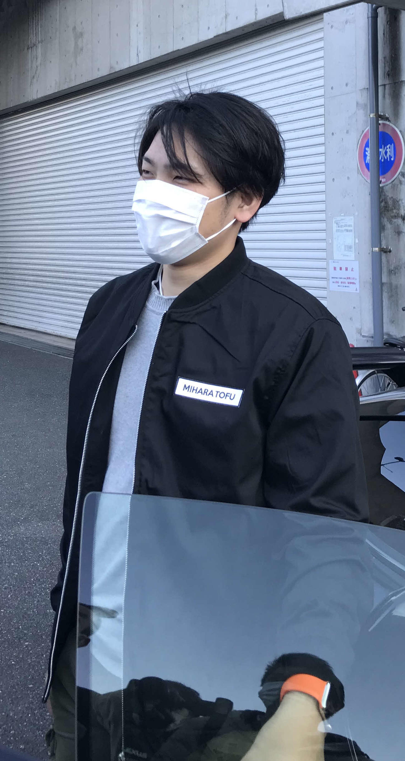 ペイペイドームでのトレーニング後、記者の質問に答えるソフトバンク石川（撮影・浦田由紀夫）