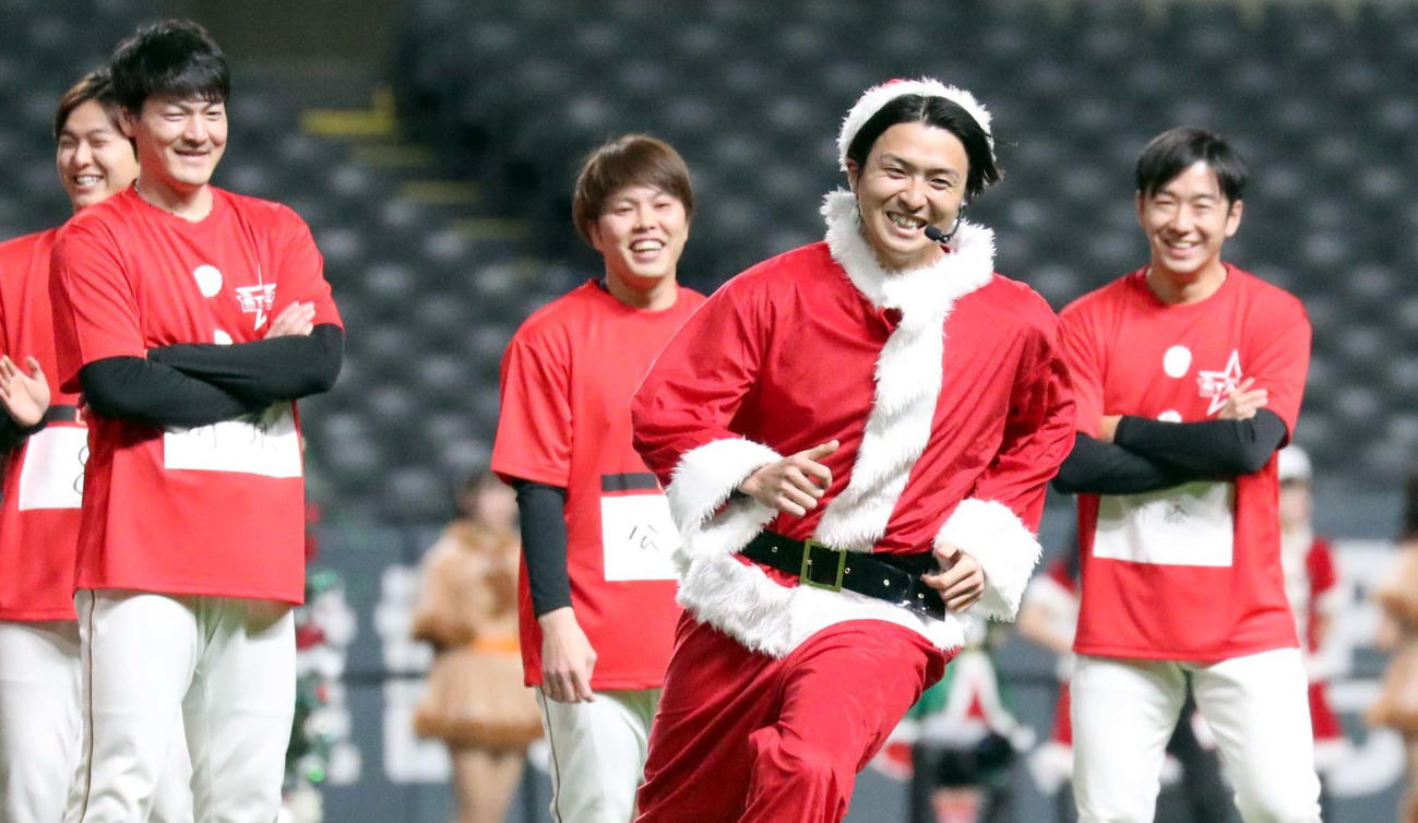 クリスマスリレーバトルでサンタの格好しながら全力疾走する日本ハム上沢（撮影・佐藤翔太）