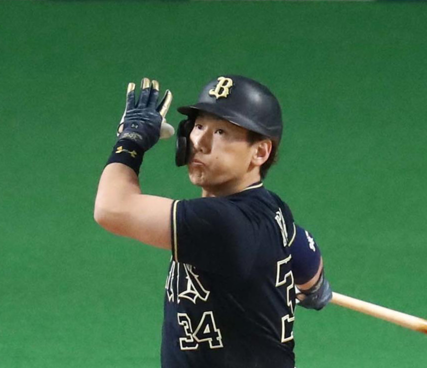 右越え3点本塁打を放つオリックス吉田正尚（2020年10月29日）