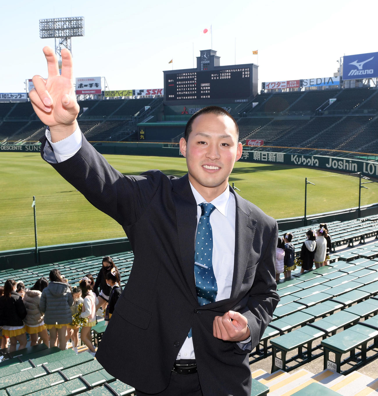 甲子園球場の施設見学を行い笑顔でポーズを決める佐藤蓮