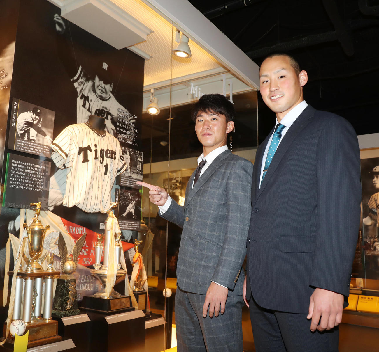 甲子園歴史館を見学し、村山実氏の展示品の前で笑顔を見せる伊藤将（左）と佐藤蓮
