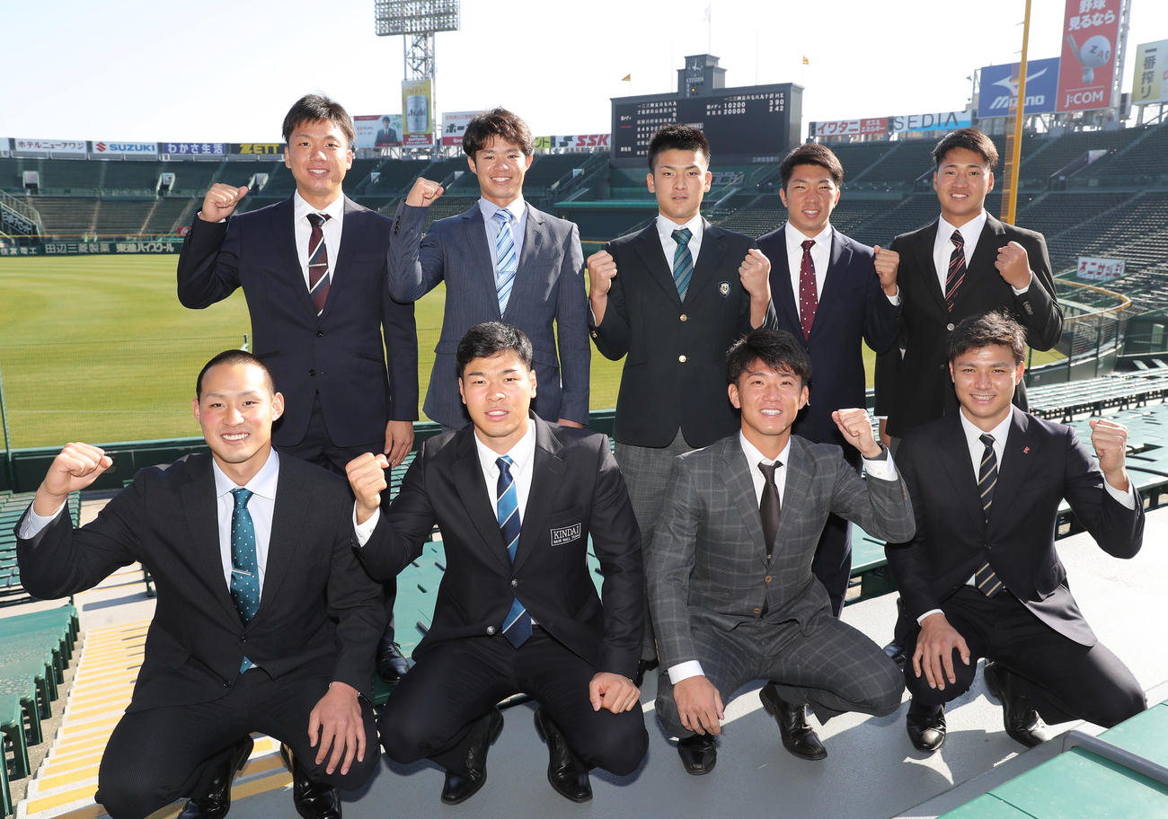 甲子園球場の施設見学を行いガッツポーズする新人選手たち（撮影・前田充）