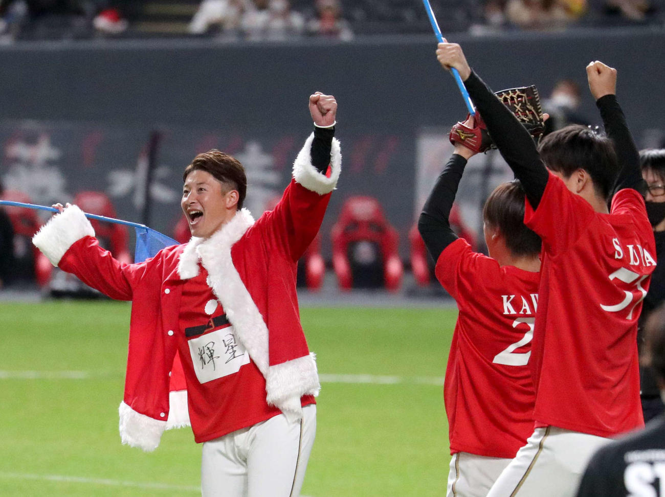 ベースボールバトルでチームメートと喜び合う日本ハム吉田輝（左奥）（撮影・佐藤翔太）