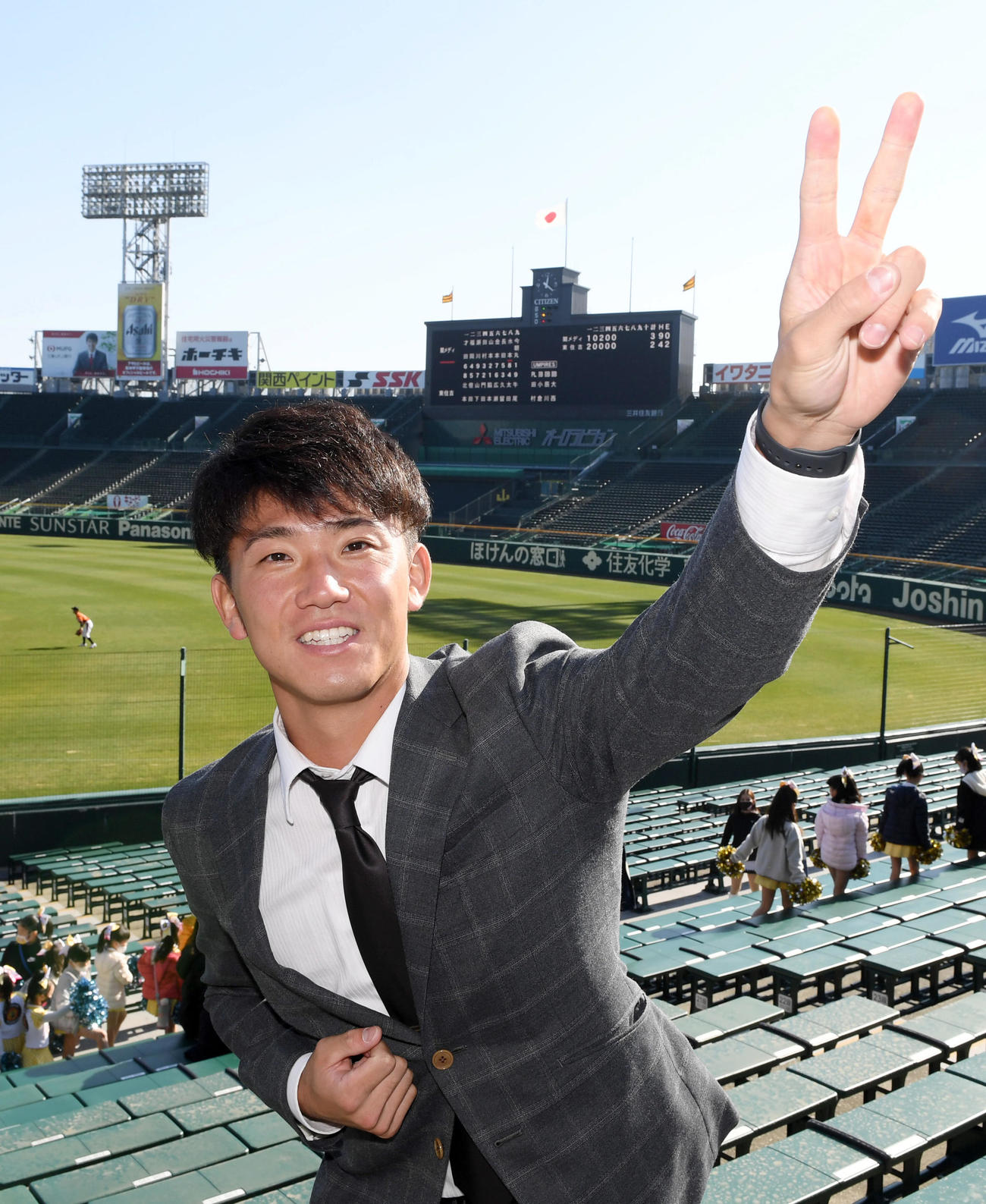 甲子園球場でポーズを決める伊藤将司