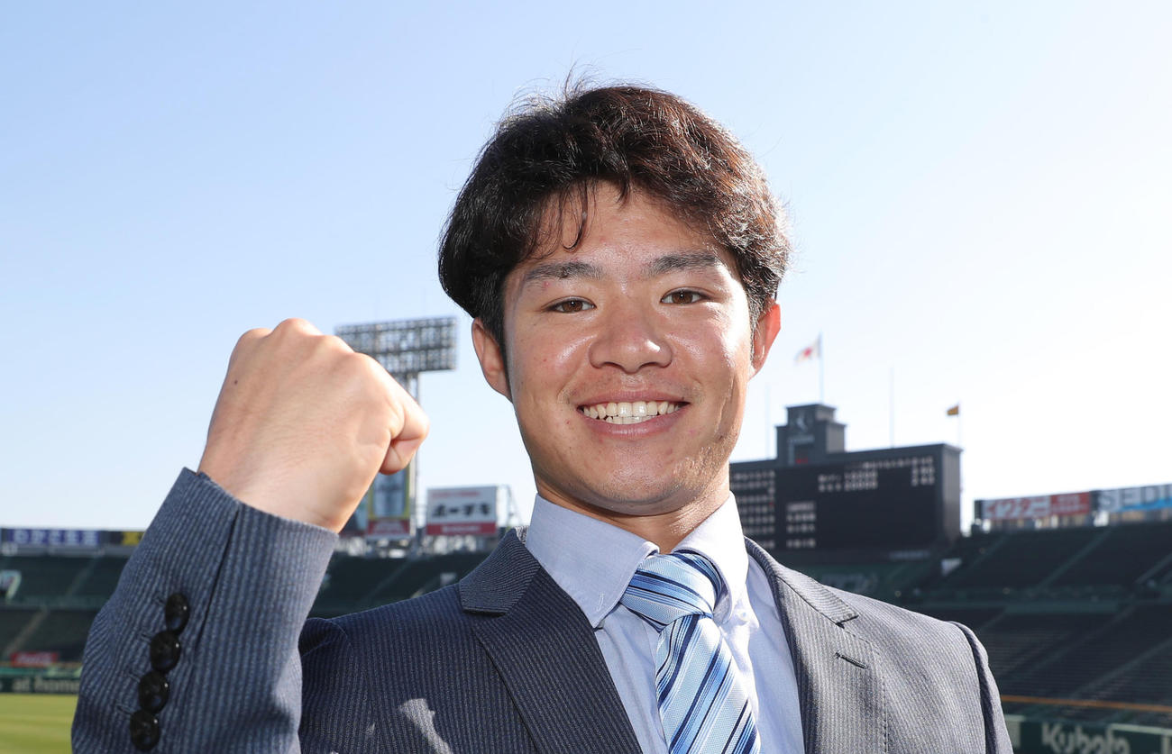甲子園球場の施設見学を行い笑顔でポーズを決める中野（撮影・前田充）