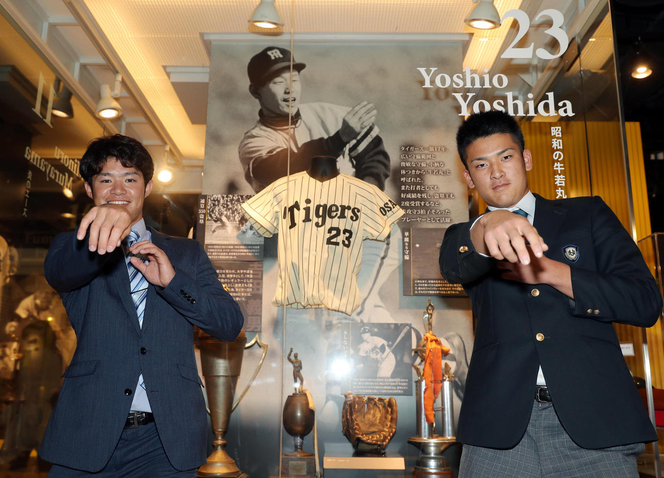 甲子園歴史館を見学し、元阪神の吉田氏の展示品の前でポーズをとる中野（左）と高寺（撮影・前田充）