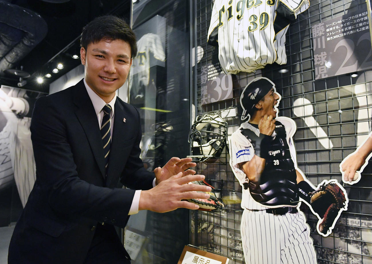甲子園歴史館で矢野監督の展示品を見つめる栄枝