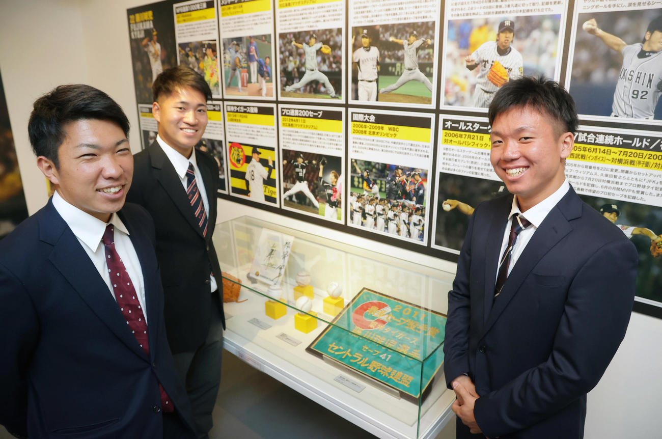 甲子園歴史館を見学し笑顔を見せる、左から石井大智、岩田将貴、村上頌樹