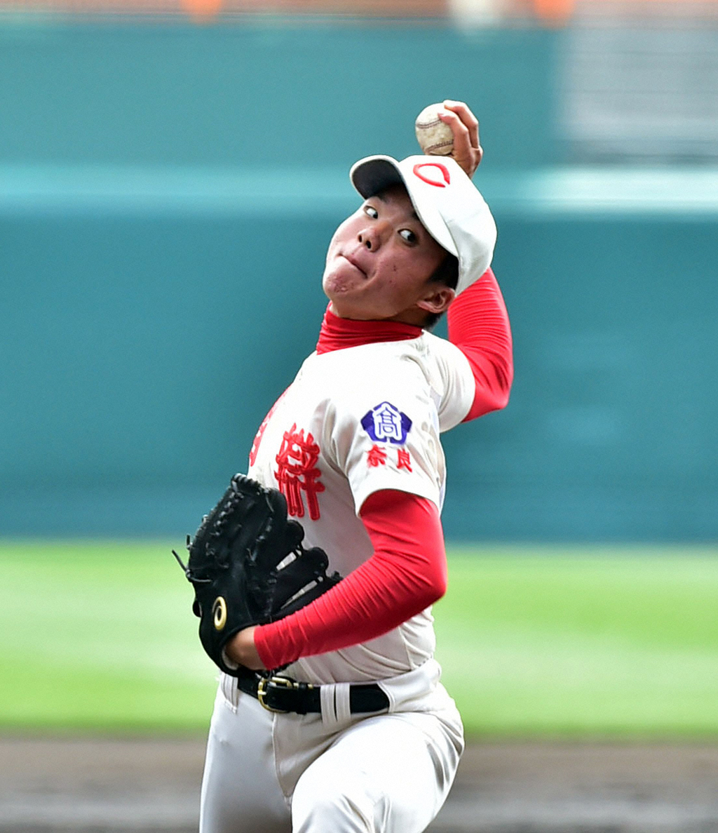 16年センバツ決勝の高松商戦で力投する智弁学園・村上