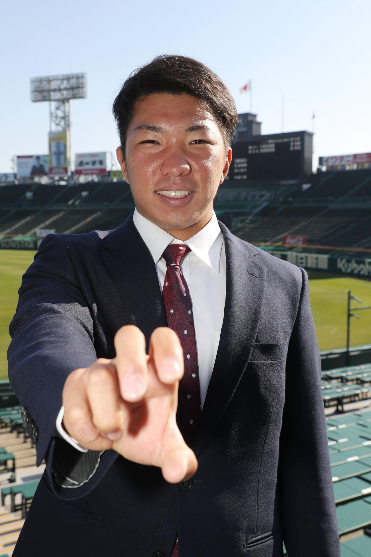 バックスクリーンを背にポーズを決める石井（撮影・前田充）