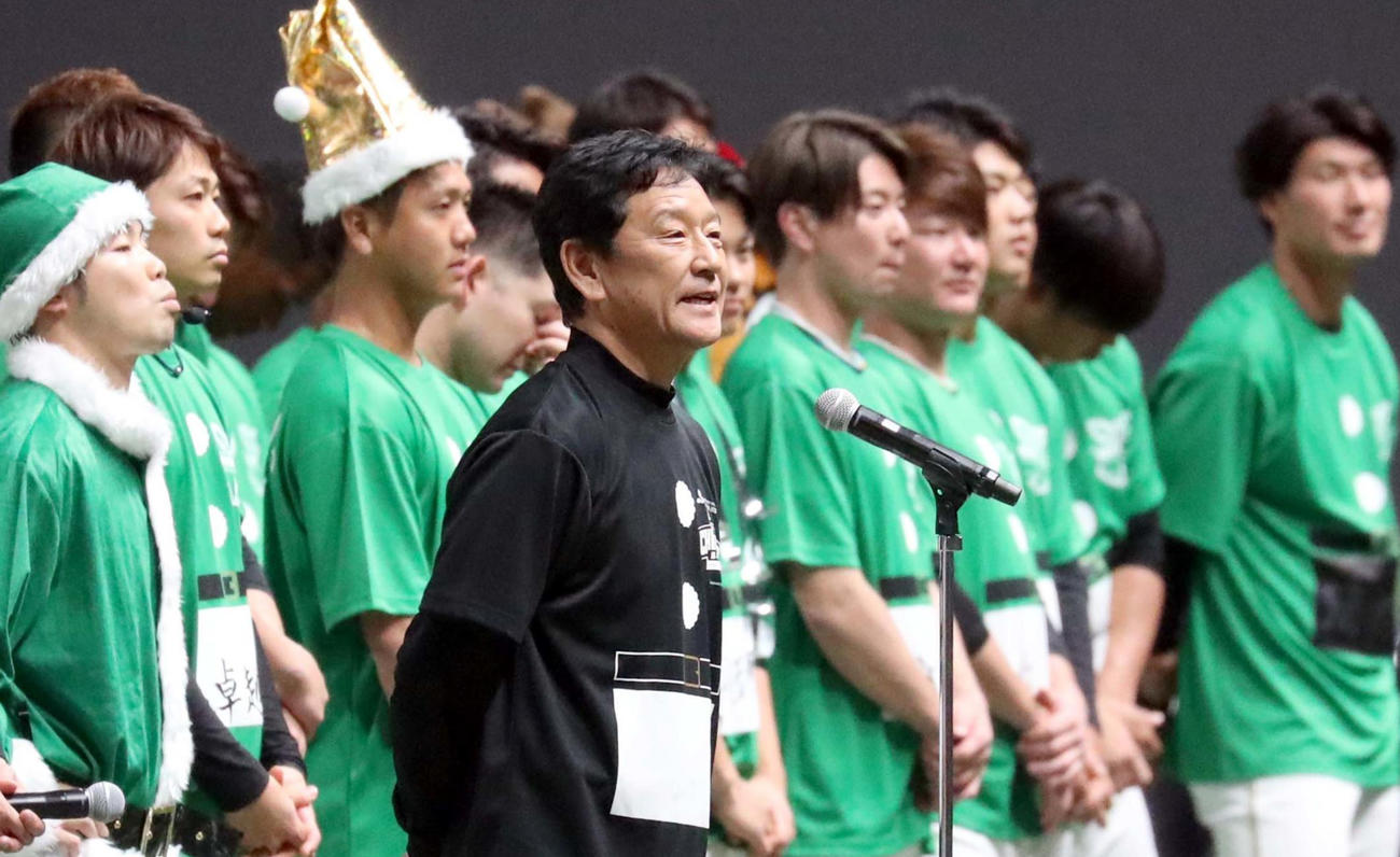 ファンフェスタを終えスタンド応援席のファンにあいさつをする日本ハム栗山監督（撮影・佐藤翔太）