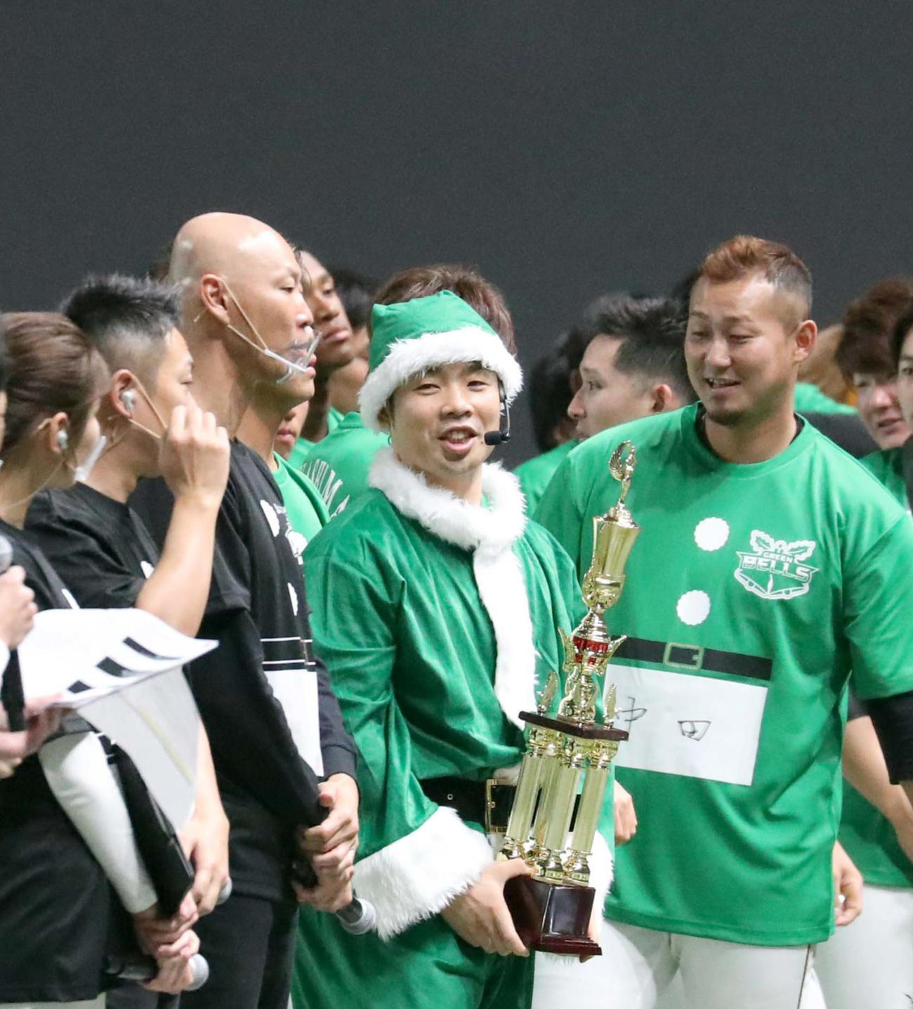 レッドスターズに勝利しトロフィーを手に笑顔を見せるグリーンベルズキャプテンの日本ハム近藤（撮影・佐藤翔太）