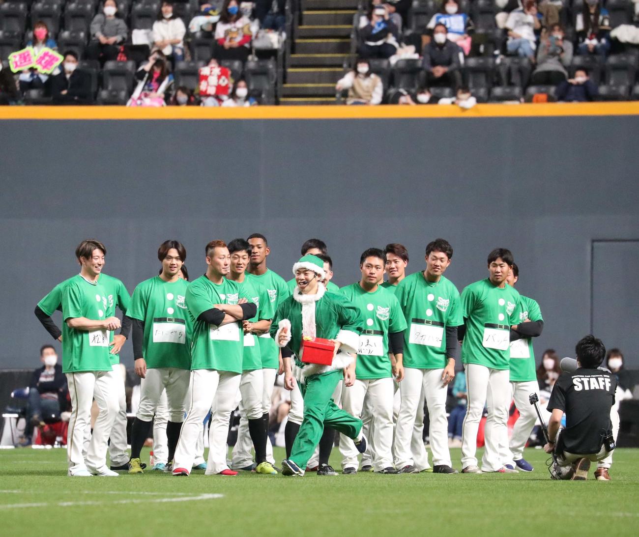 クリスマスリレーバトルでサンタの格好でアンカーを務める日本ハム近藤（中央）（撮影・佐藤翔太）
