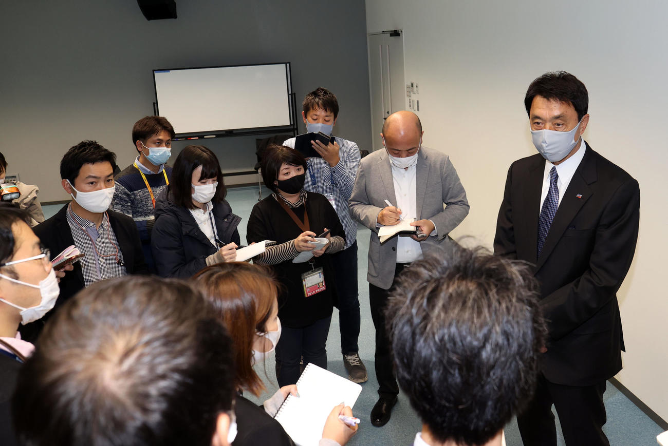 井納との交渉後、報道陣に対応するヤクルト小川GM（撮影・狩俣裕三）