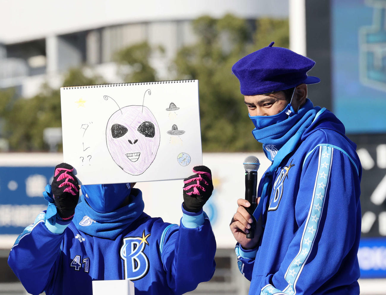 桜井（左）の宇宙人の絵に苦笑いするDeNA井納（撮影・鈴木正人）