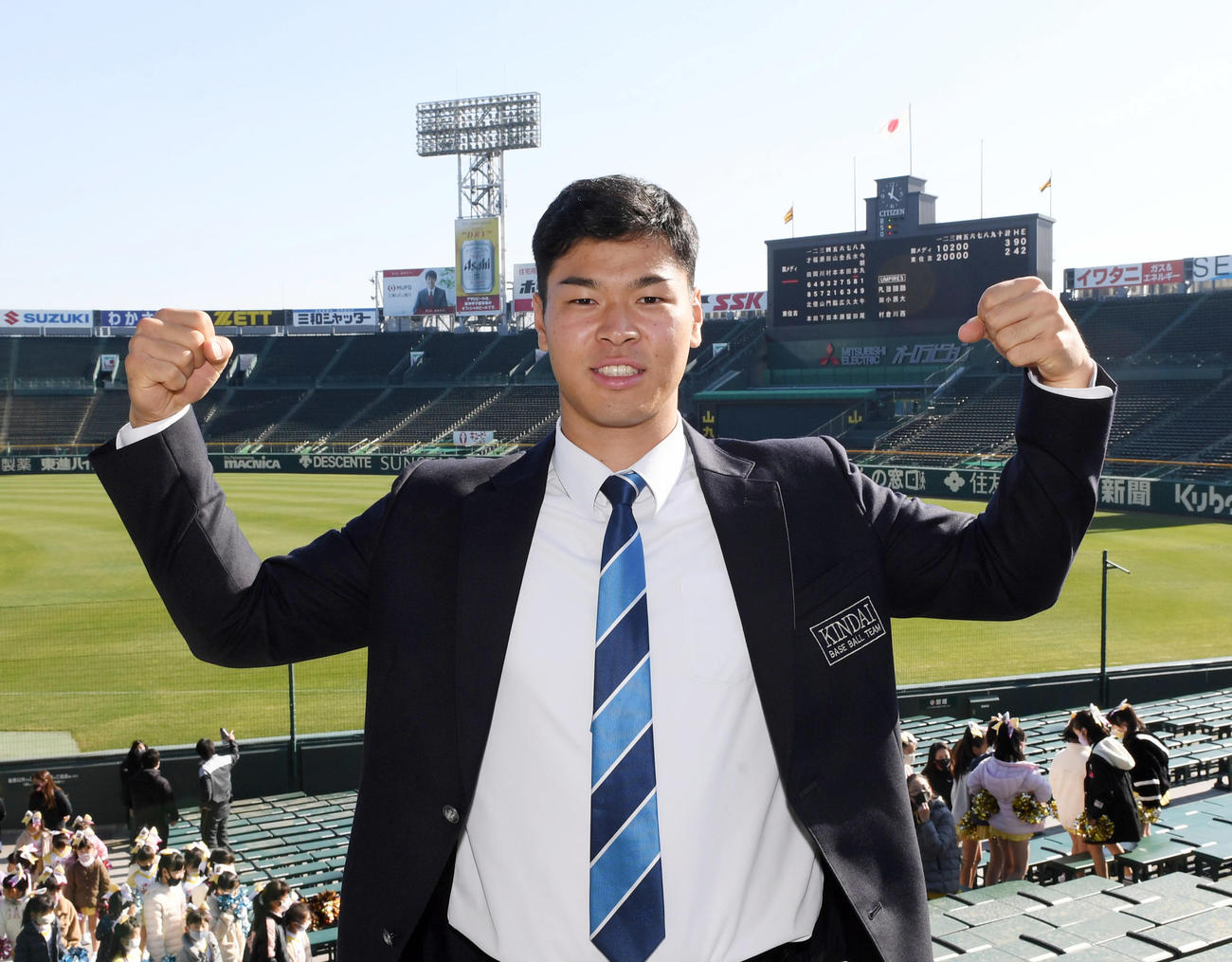 甲子園球場の施設見学を行い笑顔でポーズを決める佐藤輝