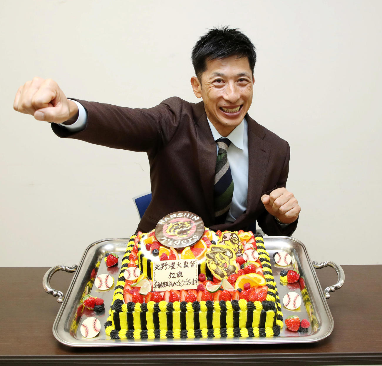 52歳の誕生日を迎えバースデーケーキを前に矢野ガッツを決める矢野監督（撮影・加藤哉）