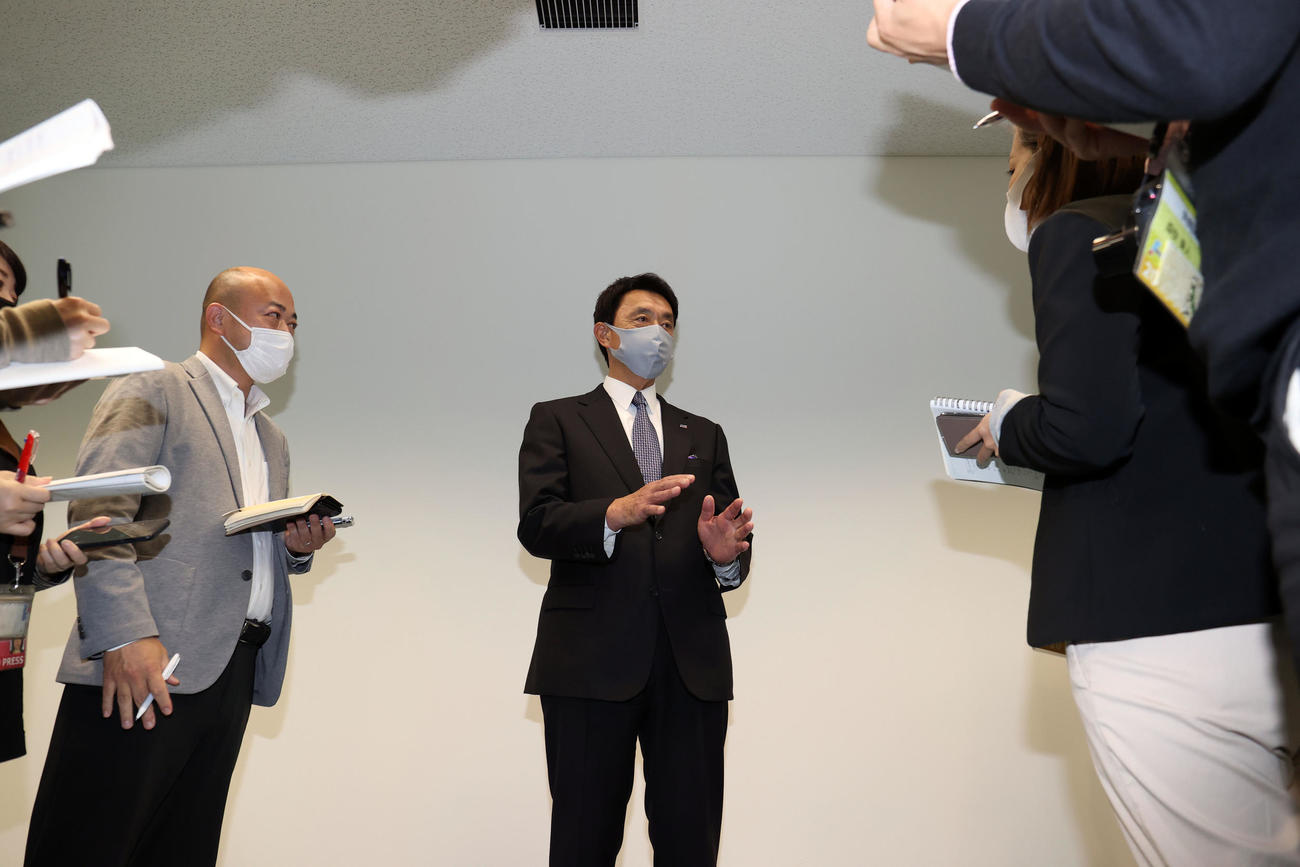 井納との交渉後、報道陣に対応するヤクルト小川GM（撮影・狩俣裕三）