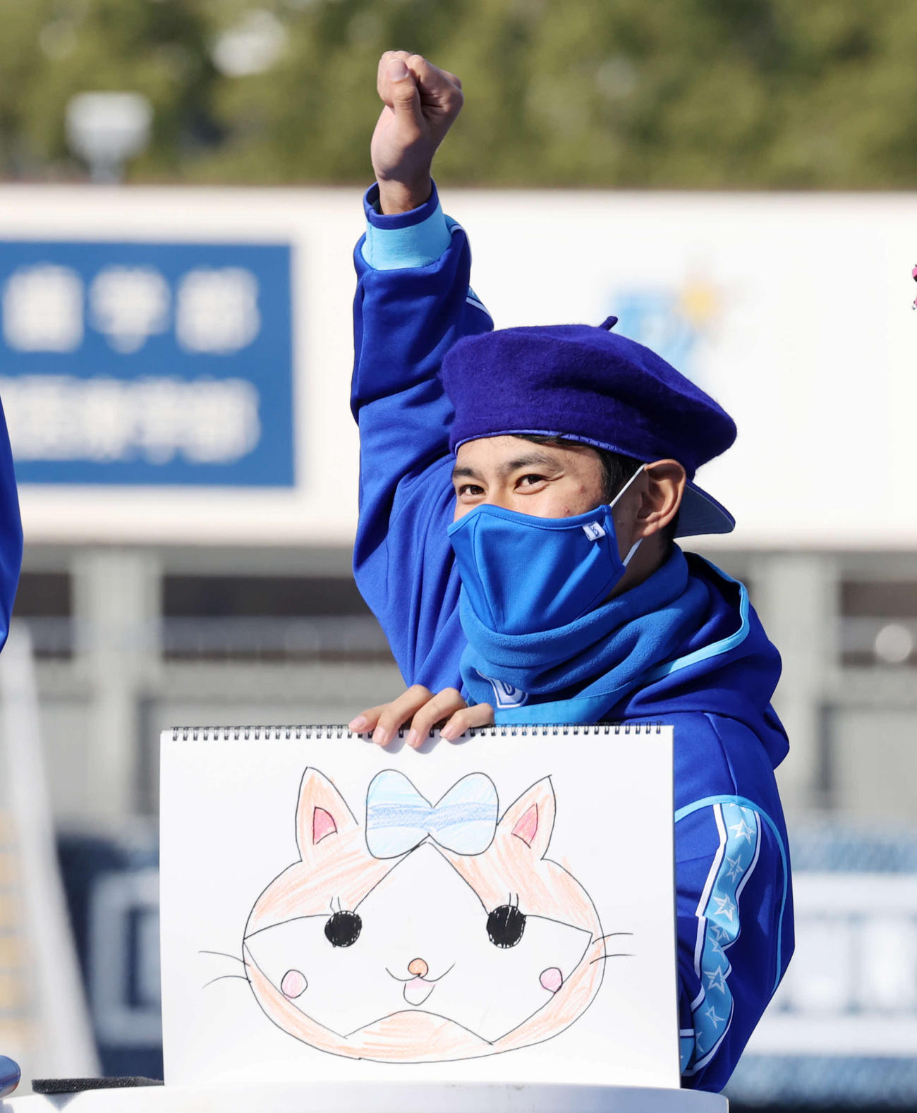 「ハマの画伯王　決定戦」で勝利しガッツポーズするDeNA井納（撮影・鈴木正人）