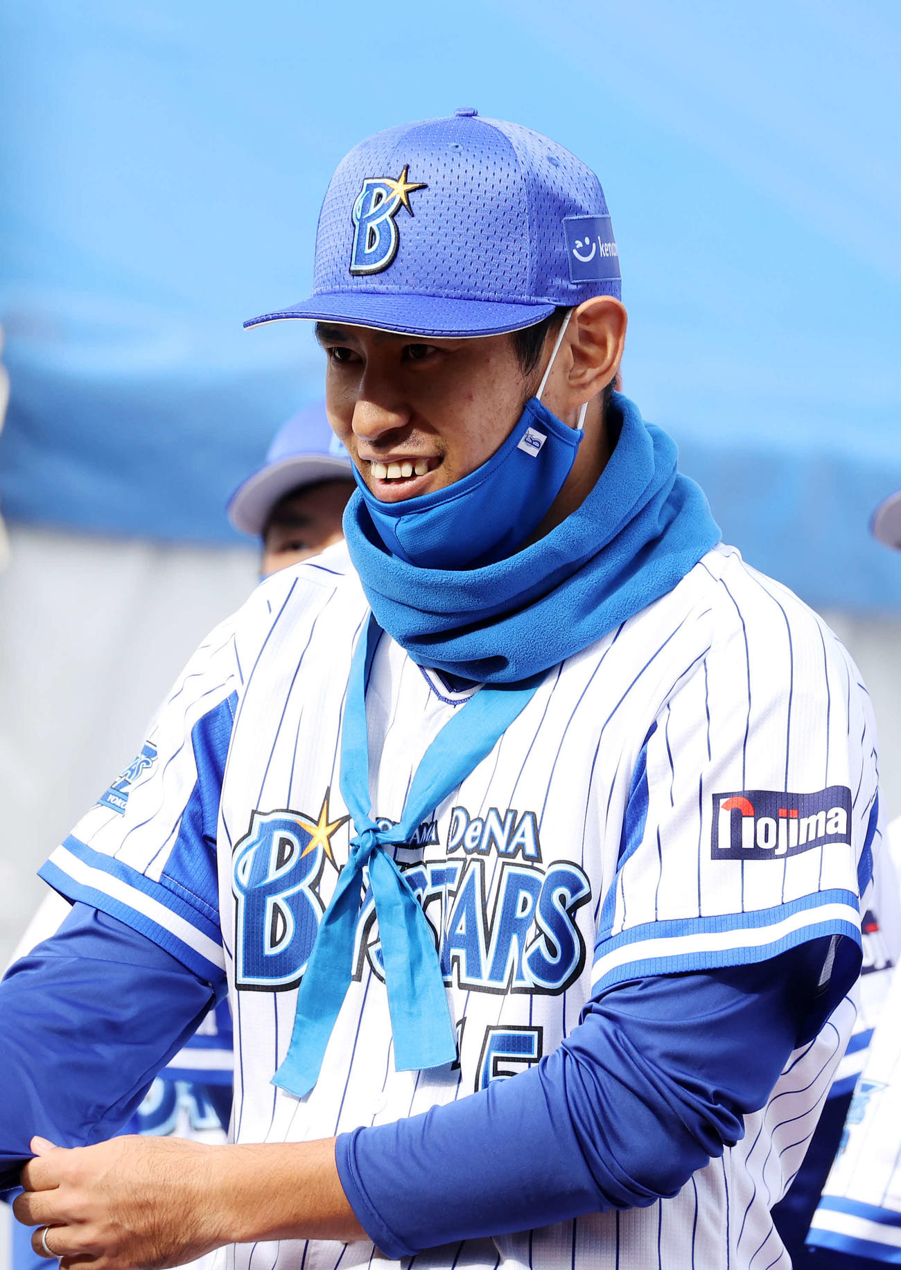 オープニングセレモニーで笑顔を見せるDeNA井納（撮影・鈴木正人）