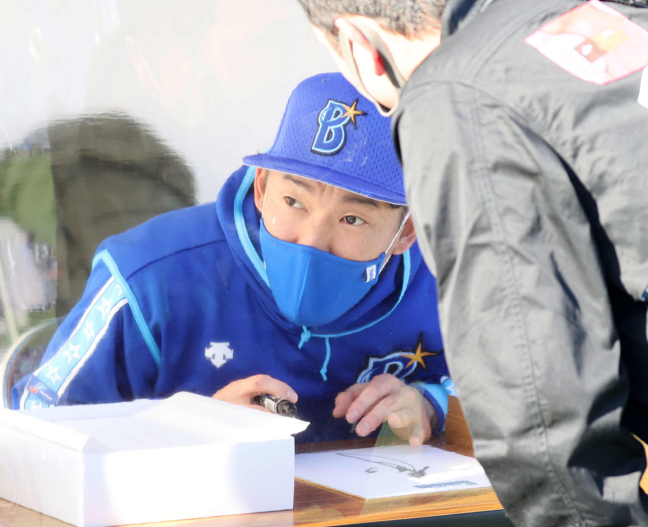 ファンにサインするDeNA梶谷（撮影・鈴木正人）