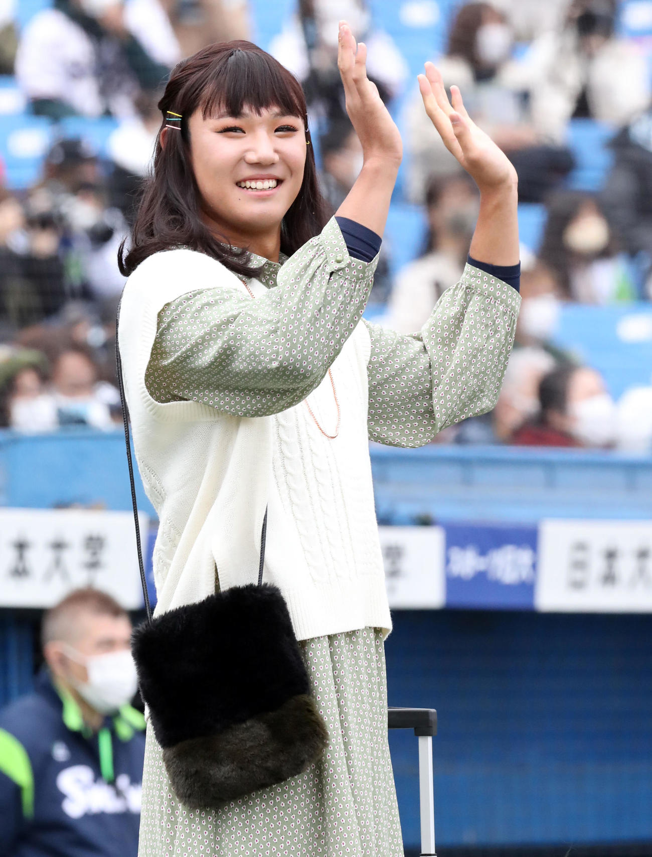 女装大会で登場し、笑顔を見せる奥川（撮影・狩俣裕三）