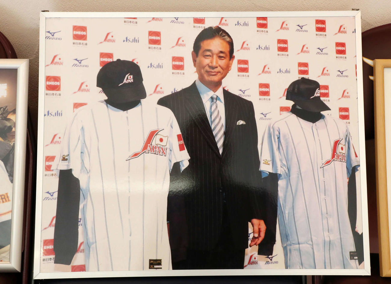 星野仙一氏が生前過ごしていた自室に飾られている北京五輪日本代表監督時代の写真パネル（撮影・加藤哉）
