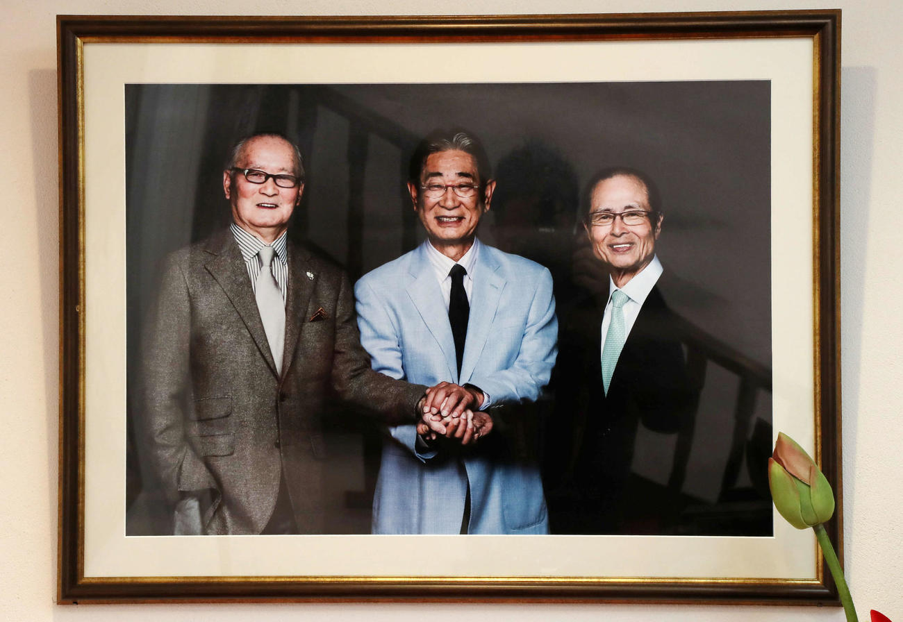 星野仙一氏が生前過ごしていた自室に飾られている長嶋茂雄氏、王貞治氏との3ショットパネル（撮影・加藤哉）